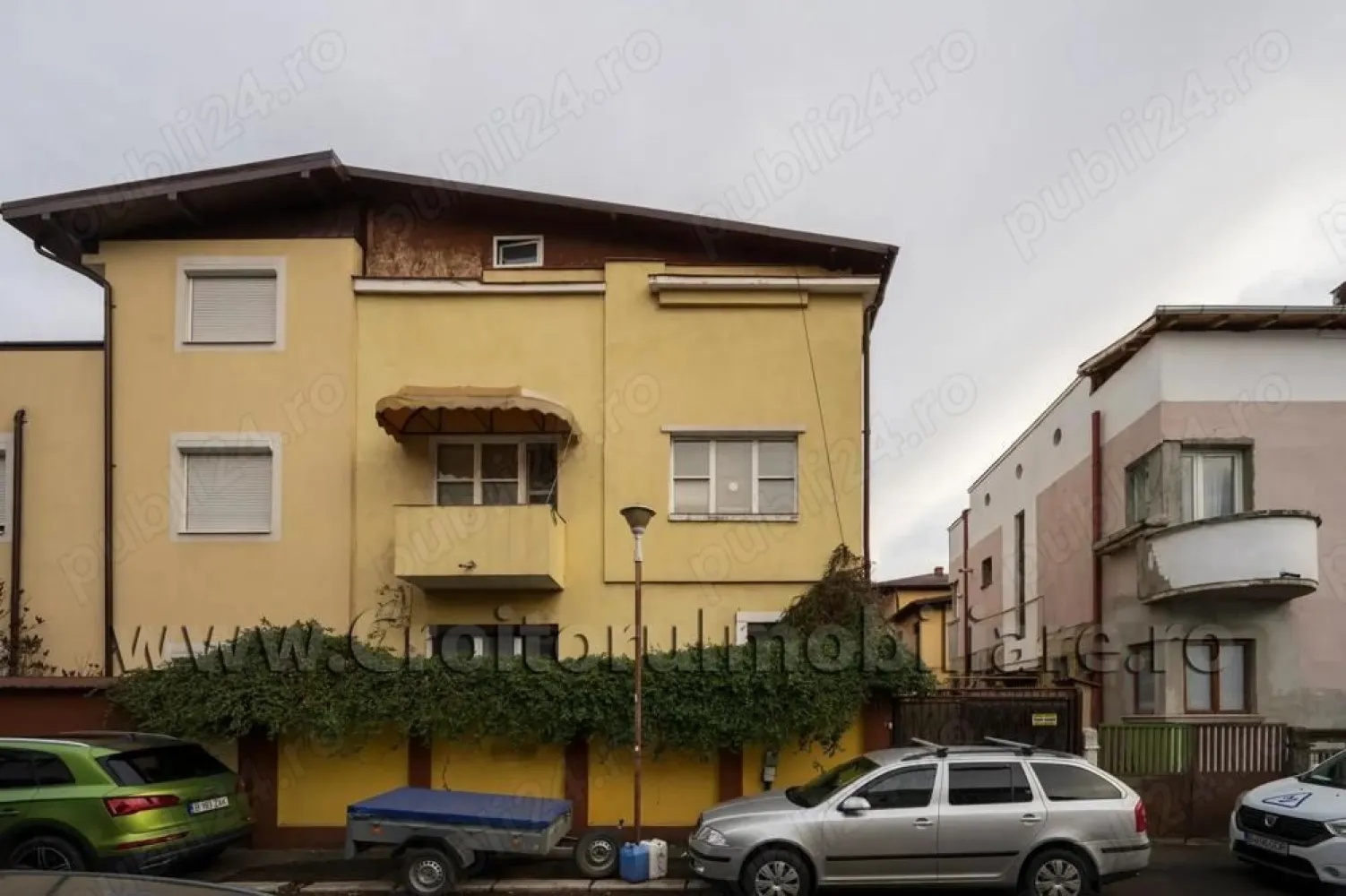 Vand vila Ultracentral! Particular! - Vila se afla intre Rondul Alba Iulia si Mall Vitan. S+P+1+M , SU- 250 mp, teren 200 mp , 75 mp utili fiecare etaj, amprenta 94 mp, deschidere 11 ml , terasa 20 mp. Vila este compusa din 2 apartamente, unul la parter si unul la etaj, dand posibilitatea de a locui 2 familii. Fiecare dintre ele are un hol spatios, doua dormitoare, un living, baie, bucatarie, debara. Cel de la etaj are si balcon. Apartamentul de la parter are in plus baie de serviciu, terasa inchisa si garajul care este transformat in birou. La mansarda sunt 3 camere micute (pot fi folosite drept dressingroom depozitare) si o zona de aprox 50 mp open space(poate fi folosit ca sala de sport). La subsol este pivnita, un atelier si o camera tehnica. Imobilul dispune de toate utilitatile, centrala proprie, panouri solare, terasa, garaj si loc de parcare. Are o scara principala si una de serviciu care face legatura intre mansarda,pivnita si cele doua apartamente.