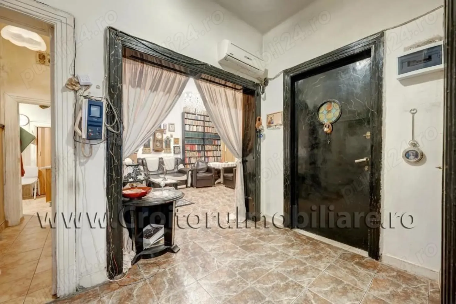 Vand vila Ultracentral! Particular! - Vila se afla intre Rondul Alba Iulia si Mall Vitan. S+P+1+M , SU- 250 mp, teren 200 mp , 75 mp utili fiecare etaj, amprenta 94 mp, deschidere 11 ml , terasa 20 mp. Vila este compusa din 2 apartamente, unul la parter si unul la etaj, dand posibilitatea de a locui 2 familii. Fiecare dintre ele are un hol spatios, doua dormitoare, un living, baie, bucatarie, debara. Cel de la etaj are si balcon. Apartamentul de la parter are in plus baie de serviciu, terasa inchisa si garajul care este transformat in birou. La mansarda sunt 3 camere micute (pot fi folosite drept dressingroom depozitare) si o zona de aprox 50 mp open space(poate fi folosit ca sala de sport). La subsol este pivnita, un atelier si o camera tehnica. Imobilul dispune de toate utilitatile, centrala proprie, panouri solare, terasa, garaj si loc de parcare. Are o scara principala si una de serviciu care face legatura intre mansarda,pivnita si cele doua apartamente.