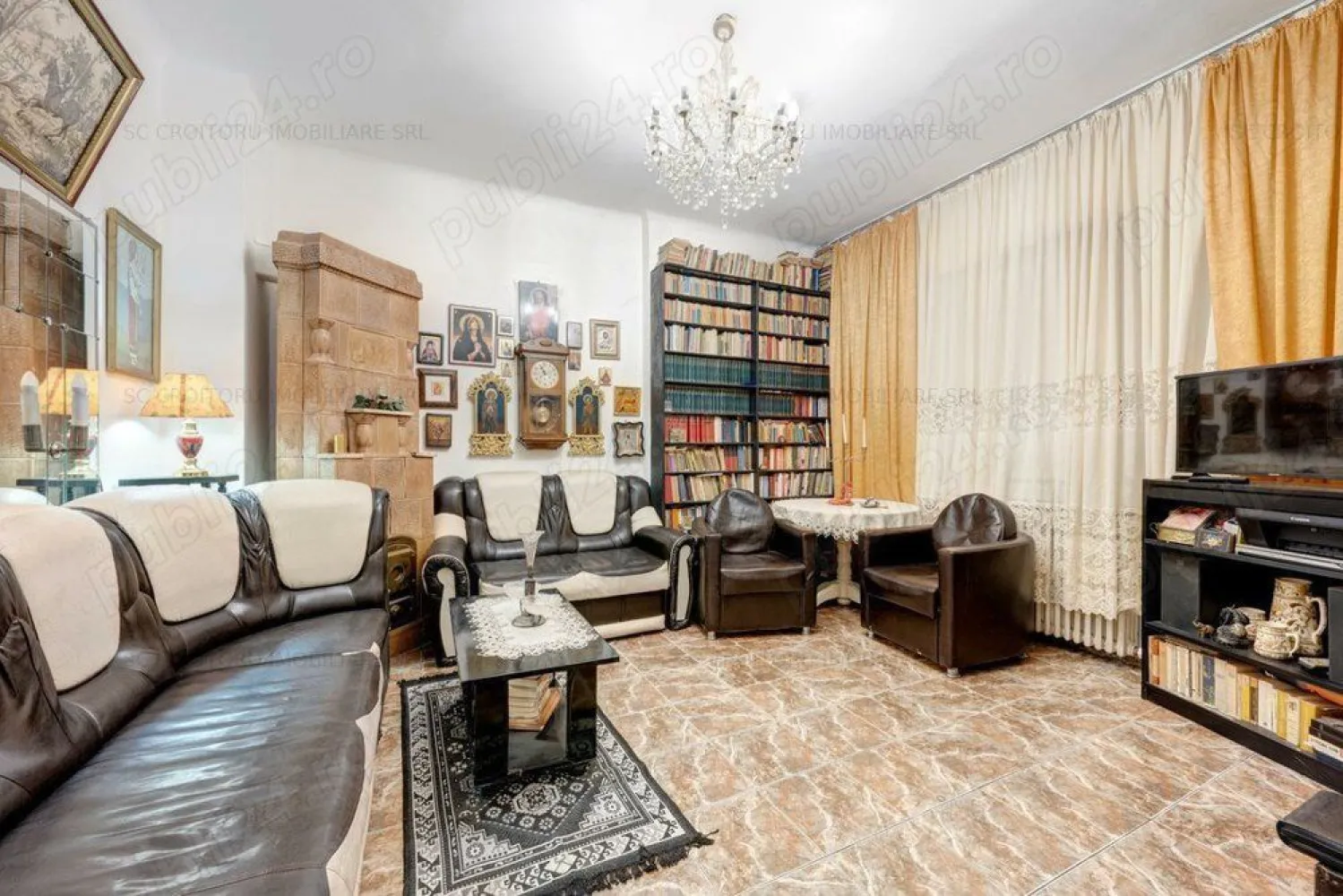 Vand vila Ultracentral! Particular! - Vila se afla intre Rondul Alba Iulia si Mall Vitan. S+P+1+M , SU- 250 mp, teren 200 mp , 75 mp utili fiecare etaj, amprenta 94 mp, deschidere 11 ml , terasa 20 mp. Vila este compusa din 2 apartamente, unul la parter si unul la etaj, dand posibilitatea de a locui 2 familii. Fiecare dintre ele are un hol spatios, doua dormitoare, un living, baie, bucatarie, debara. Cel de la etaj are si balcon. Apartamentul de la parter are in plus baie de serviciu, terasa inchisa si garajul care este transformat in birou. La mansarda sunt 3 camere micute (pot fi folosite drept dressingroom depozitare) si o zona de aprox 50 mp open space(poate fi folosit ca sala de sport). La subsol este pivnita, un atelier si o camera tehnica. Imobilul dispune de toate utilitatile, centrala proprie, panouri solare, terasa, garaj si loc de parcare. Are o scara principala si una de serviciu care face legatura intre mansarda,pivnita si cele doua apartamente.