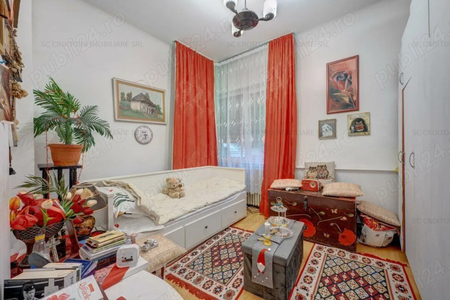 Vand vila Ultracentral! Particular! - Vila se afla intre Rondul Alba Iulia si Mall Vitan. S+P+1+M , SU- 250 mp, teren 200 mp , 75 mp utili fiecare etaj, amprenta 94 mp, deschidere 11 ml , terasa 20 mp. Vila este compusa din 2 apartamente, unul la parter si unul la etaj, dand posibilitatea de a locui 2 familii. Fiecare dintre ele are un hol spatios, doua dormitoare, un living, baie, bucatarie, debara. Cel de la etaj are si balcon. Apartamentul de la parter are in plus baie de serviciu, terasa inchisa si garajul care este transformat in birou. La mansarda sunt 3 camere micute (pot fi folosite drept dressingroom depozitare) si o zona de aprox 50 mp open space(poate fi folosit ca sala de sport). La subsol este pivnita, un atelier si o camera tehnica. Imobilul dispune de toate utilitatile, centrala proprie, panouri solare, terasa, garaj si loc de parcare. Are o scara principala si una de serviciu care face legatura intre mansarda,pivnita si cele doua apartamente.
