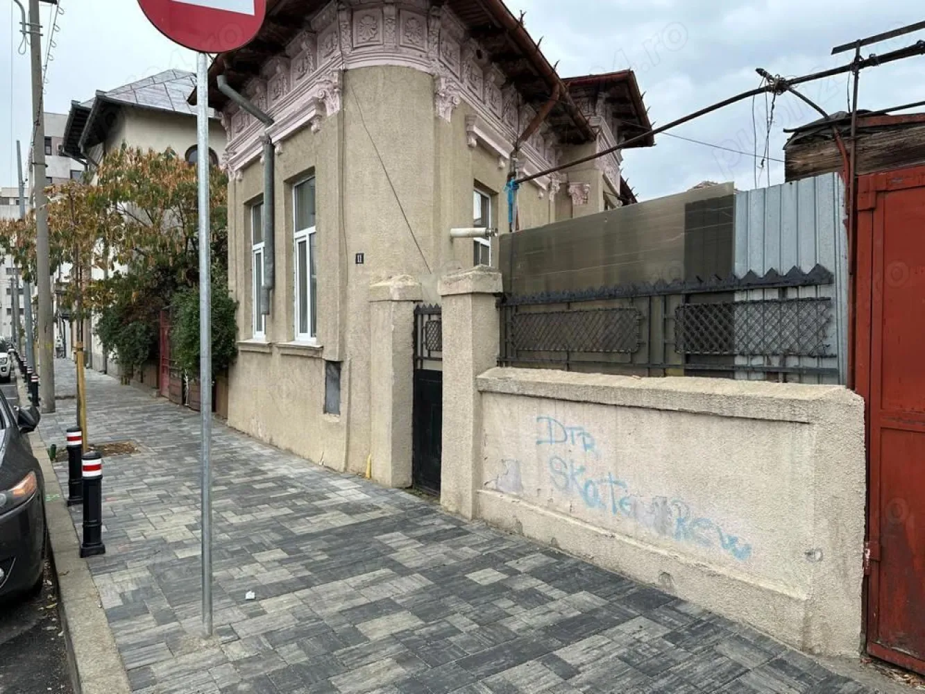 propietar - Propietar vand casă situată în zona Eminescu Ștefan cel Mare singur în curte necesita renovare preț 250.000 E Preț Discutabil. Nu colaborez cu agenții.