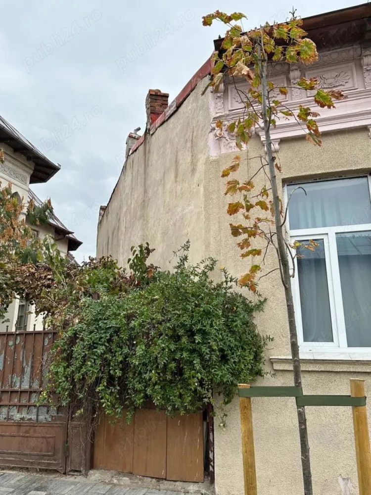 propietar - Propietar vand casă situată în zona Eminescu Ștefan cel Mare singur în curte necesita renovare preț 250.000 E Preț Discutabil. Nu colaborez cu agenții.