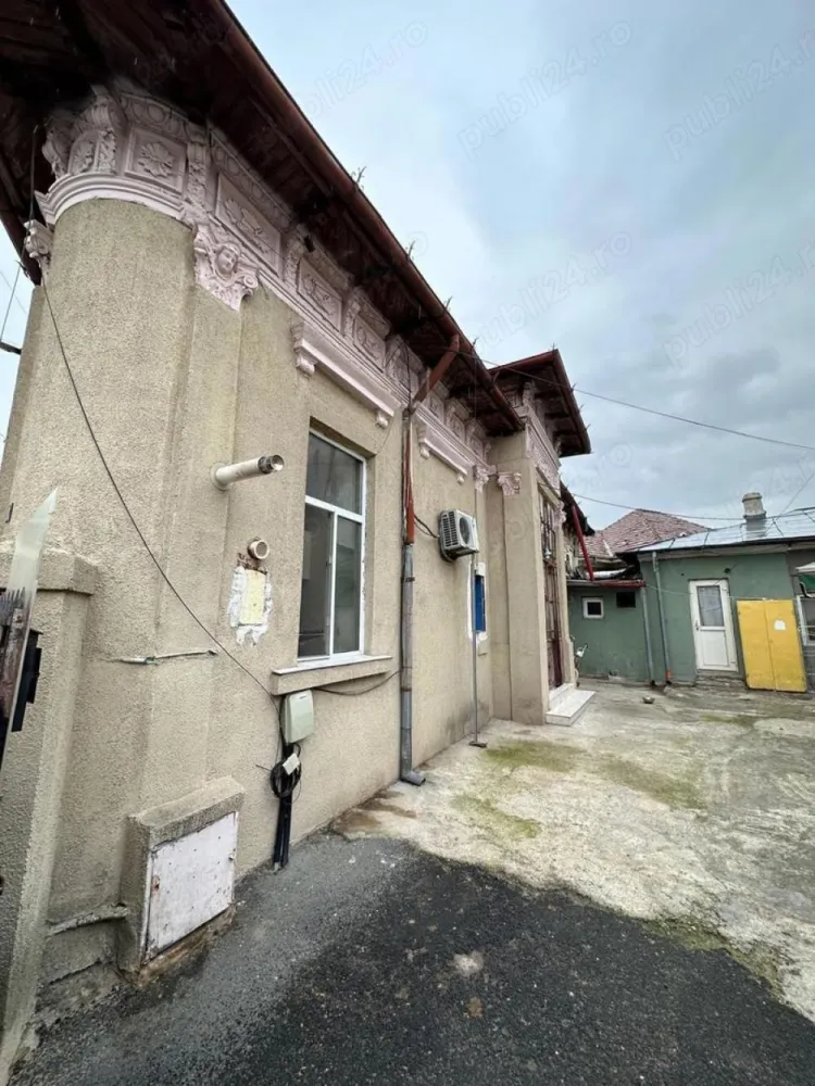 propietar - Propietar vand casă situată în zona Eminescu Ștefan cel Mare singur în curte necesita renovare preț 250.000 E Preț Discutabil. Nu colaborez cu agenții.