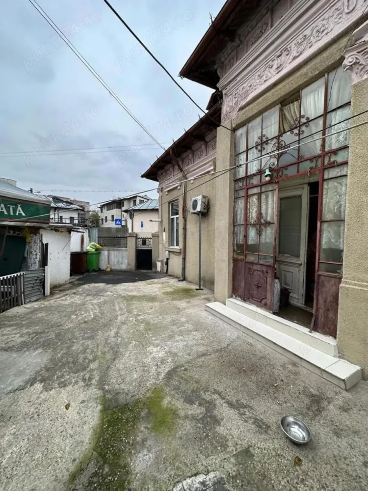 propietar - Propietar vand casă situată în zona Eminescu Ștefan cel Mare singur în curte necesita renovare preț 250.000 E Preț Discutabil. Nu colaborez cu agenții.