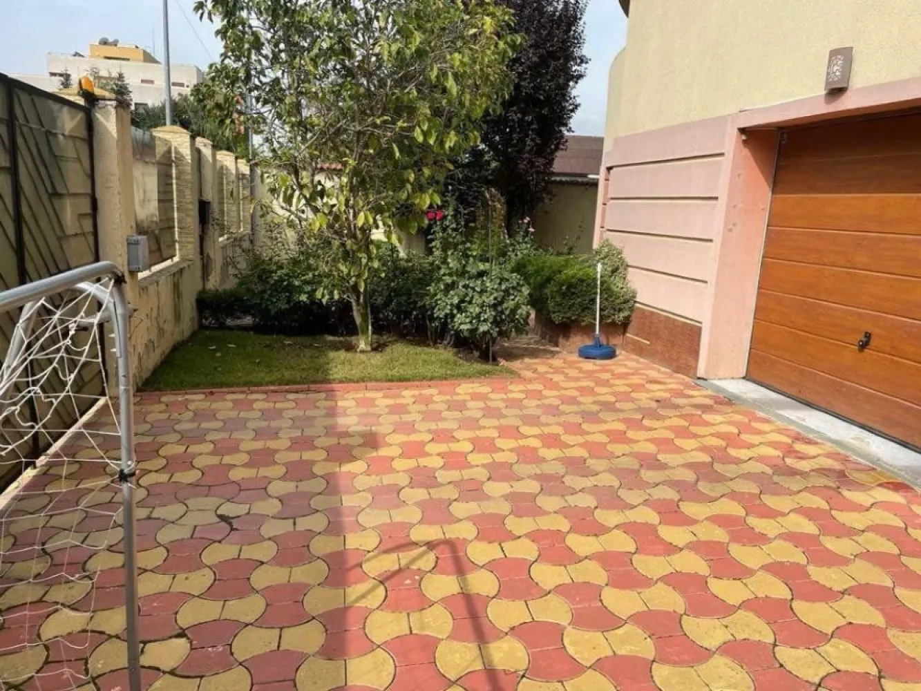 Aviatiei,vila individuala, direct proprietar - Vila 7 camere,finalizata 2010,acte la zi(cadastru si intabulare),garaj pozitionat pe parter cu intrare direct in casa si cu acces porti duble automate,3 camere parter,3 camere etaj,6 bai(2 de serviciu),alarma cu interventie si montorizare 24/7 BGS achitata inclusiv 2024(4 camere video sistem nou instalat),curte cu sistem automat de irigatii cu spatiu parcare pentru 4 masini in curte si 2 in fata casei,centrala Buderus 45 kw ,incalzire calorifere,locatie situata la 2 min de mers pe jos de scoala particulara Verita,5 min de Lidl si Mega Image pod Baneasa,5 min de parc local si 15 min pana la statia de metrou Aurel Vlaicu si parcul Herastrau. Se vinde mobilata partial sau total cu conditia ca actualul proprietar sa ramana in casa dupa perfectarea actelor si incasarea totala a sumei de vanzare o perioada de minim 3 luni pana la relocare. Casa poate fi vazuta doar de persoane serioase cu potential financiar real.Nu colaboram cu agentii.Pretul este usor negociabil.