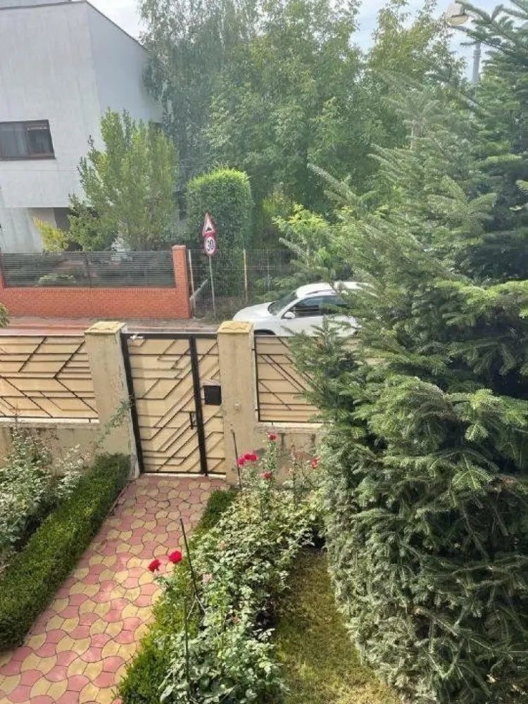 Aviatiei,vila individuala, direct proprietar - Vila 7 camere,finalizata 2010,acte la zi(cadastru si intabulare),garaj pozitionat pe parter cu intrare direct in casa si cu acces porti duble automate,3 camere parter,3 camere etaj,6 bai(2 de serviciu),alarma cu interventie si montorizare 24/7 BGS achitata inclusiv 2024(4 camere video sistem nou instalat),curte cu sistem automat de irigatii cu spatiu parcare pentru 4 masini in curte si 2 in fata casei,centrala Buderus 45 kw ,incalzire calorifere,locatie situata la 2 min de mers pe jos de scoala particulara Verita,5 min de Lidl si Mega Image pod Baneasa,5 min de parc local si 15 min pana la statia de metrou Aurel Vlaicu si parcul Herastrau. Se vinde mobilata partial sau total cu conditia ca actualul proprietar sa ramana in casa dupa perfectarea actelor si incasarea totala a sumei de vanzare o perioada de minim 3 luni pana la relocare. Casa poate fi vazuta doar de persoane serioase cu potential financiar real.Nu colaboram cu agentii.Pretul este usor negociabil.