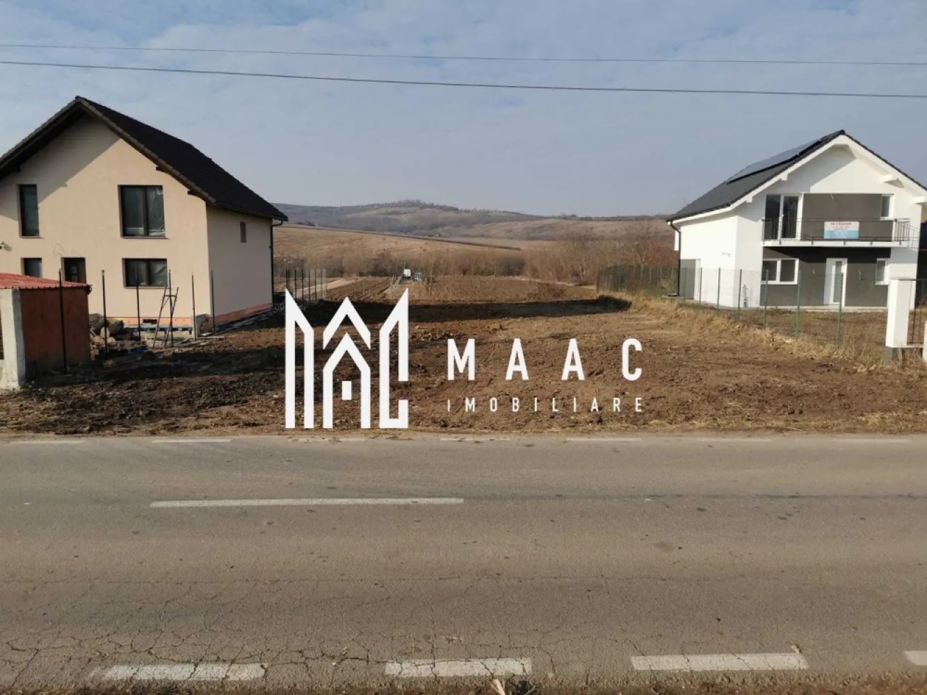 Teren intravilan | Hamba | 750 MPU - Maac imobiliare propune spre vânzare un teren intravilan, cu suprafața de 750 mp, situat în localitatea Hamba, la aproximativ 10 km de municipiul Sibiu, ideal pentru construcție. Localizare excelentă – la șoseaua principală, cu acces facil. Utilități disponibile: Canalizare – pe teren Apă – la aprox. 5,5 metri Curent electric – la aprox. 2 metri Gaz natural – la aprox. 11 metri Terenul este pretabil pentru construcție rezidențială și reprezintă o investiție ideală într-o zonă în dezvoltare. Pentru mai multe detalii va rugam specificati telefonic ID: CP2716582 }}