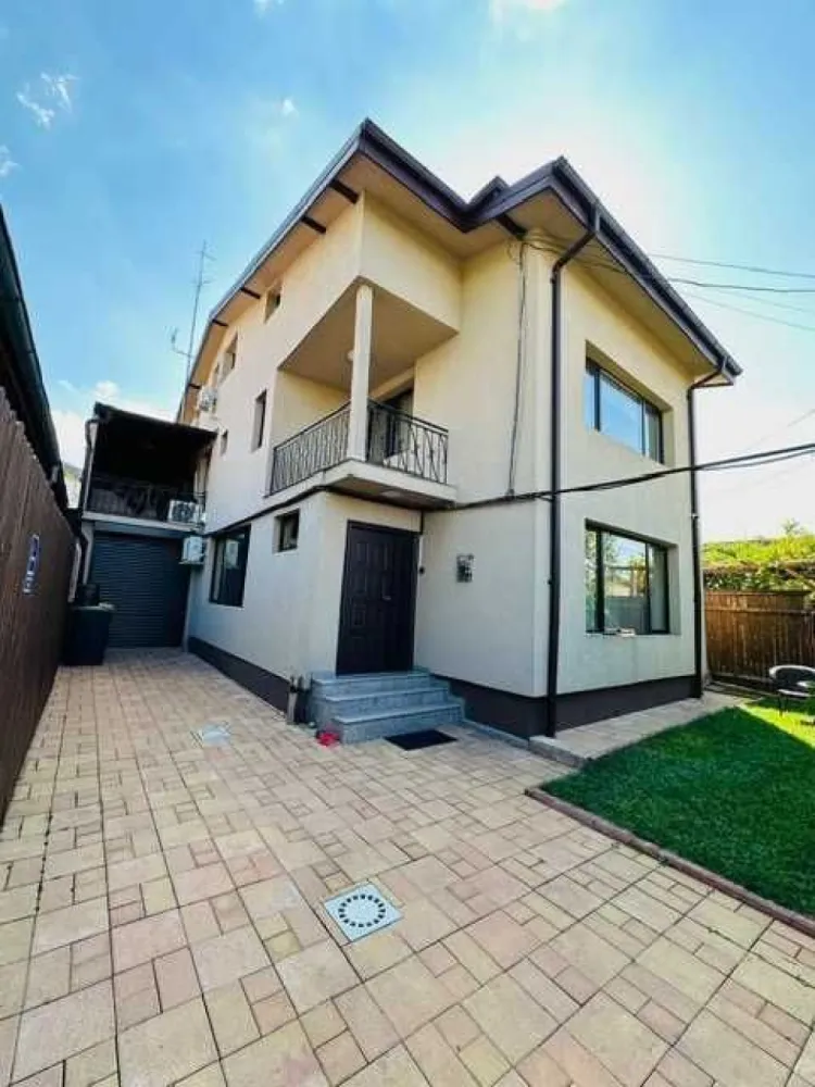 Vila de locuit + birouri P+1+M in Antiaeriana - Margeanului - Realizata cu materiale de calitate si conform tuturor standardelor de calitate in vigoare, in zona Antiaeriana - Margeanului, pe o strada linistita si lata astfel incat au loc masini parcate pe ambele sensuri fara sa fie sentimentul de inghesuiala, cu sens unic dinspre Margeanului catre Antiaeriana.Locuri de parcare in fata curtii 2 + 2 in curte. Constructie solida din beton si caramida. Suprafata utila 270 mp, suprafata construita 90 mp, teren 197mp. Utilitati si dotari: apa, gaze, curent monofazat 10kw,generator 6.5kva, canalizare, fibra optica, interfon cu acces separat curte/casa, supraveghere video si alarma conectate la dispecerat paza, senzori de temperartura in fiecare camera, senzori de fum/co2, 4 aparate A/C 12000btu + 9500btu parter, 18000btu etaj, 12000btu mansarda.Totul se controleaza din telefon! 7 camere + subsol amenajat + garaj + balcon + terasa acoperita. Curte libera 110 mp, amprenta la sol 90 mp, suprafata utila desfasurata 270 mp. Organizata ca spatiu de birouri la parter, separat cu usa si spatiu de locuit pe etaj si mansarda. Se poate vinde ca in poze, mobilat utilat, mobilier ca nou si de cea mai buna calitate la 300.000 euro sau goala la 285.000 euro!