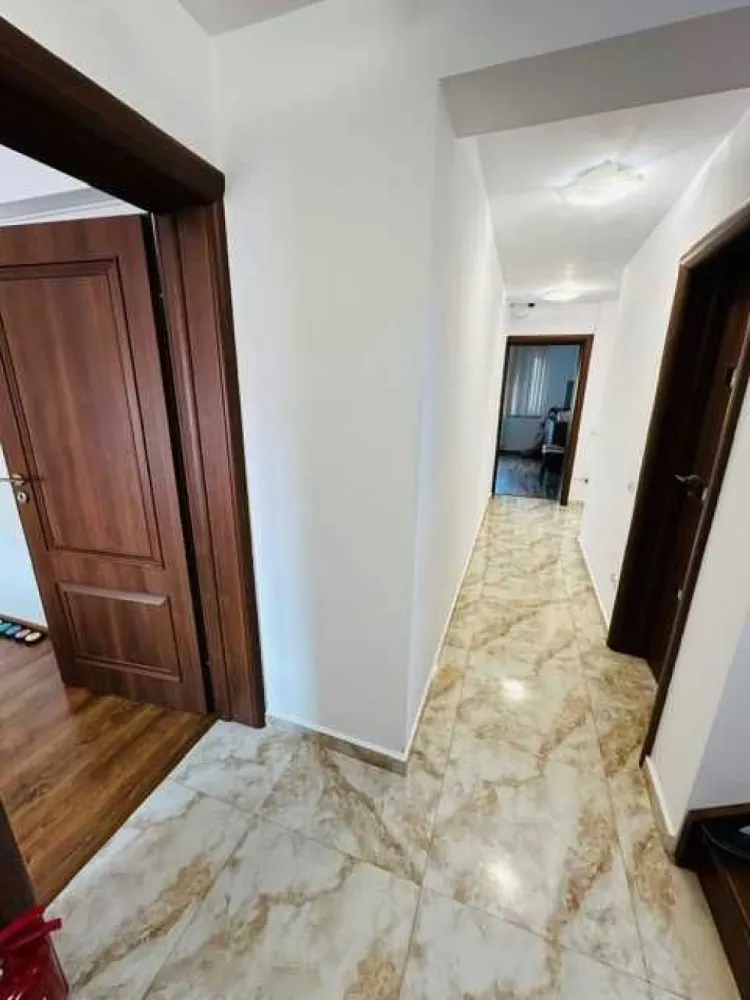 Vila de locuit + birouri P+1+M in Antiaeriana - Margeanului - Realizata cu materiale de calitate si conform tuturor standardelor de calitate in vigoare, in zona Antiaeriana - Margeanului, pe o strada linistita si lata astfel incat au loc masini parcate pe ambele sensuri fara sa fie sentimentul de inghesuiala, cu sens unic dinspre Margeanului catre Antiaeriana.Locuri de parcare in fata curtii 2 + 2 in curte. Constructie solida din beton si caramida. Suprafata utila 270 mp, suprafata construita 90 mp, teren 197mp. Utilitati si dotari: apa, gaze, curent monofazat 10kw,generator 6.5kva, canalizare, fibra optica, interfon cu acces separat curte/casa, supraveghere video si alarma conectate la dispecerat paza, senzori de temperartura in fiecare camera, senzori de fum/co2, 4 aparate A/C 12000btu + 9500btu parter, 18000btu etaj, 12000btu mansarda.Totul se controleaza din telefon! 7 camere + subsol amenajat + garaj + balcon + terasa acoperita. Curte libera 110 mp, amprenta la sol 90 mp, suprafata utila desfasurata 270 mp. Organizata ca spatiu de birouri la parter, separat cu usa si spatiu de locuit pe etaj si mansarda. Se poate vinde ca in poze, mobilat utilat, mobilier ca nou si de cea mai buna calitate la 300.000 euro sau goala la 285.000 euro!