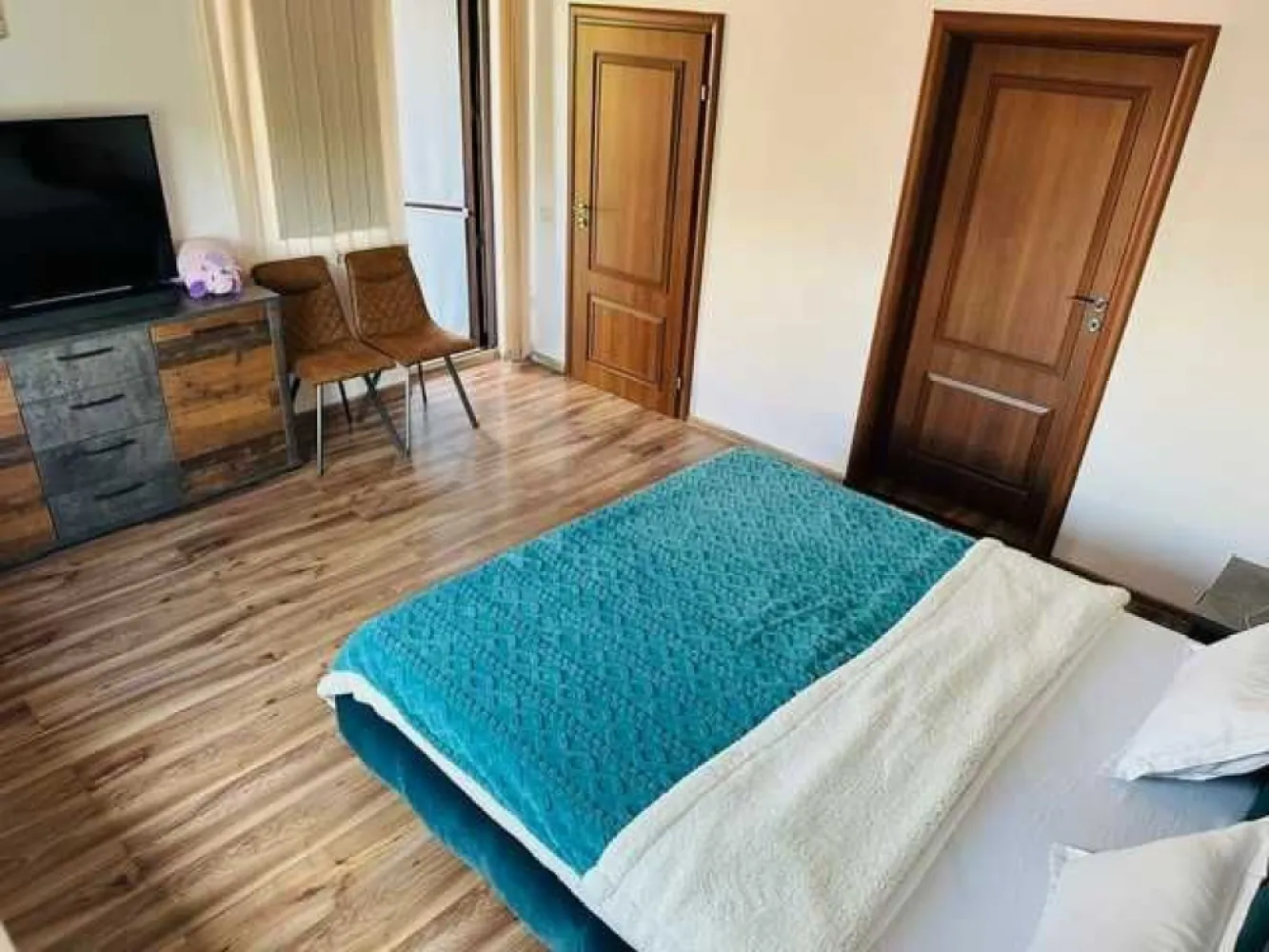 Vila de locuit + birouri P+1+M in Antiaeriana - Margeanului - Realizata cu materiale de calitate si conform tuturor standardelor de calitate in vigoare, in zona Antiaeriana - Margeanului, pe o strada linistita si lata astfel incat au loc masini parcate pe ambele sensuri fara sa fie sentimentul de inghesuiala, cu sens unic dinspre Margeanului catre Antiaeriana.Locuri de parcare in fata curtii 2 + 2 in curte. Constructie solida din beton si caramida. Suprafata utila 270 mp, suprafata construita 90 mp, teren 197mp. Utilitati si dotari: apa, gaze, curent monofazat 10kw,generator 6.5kva, canalizare, fibra optica, interfon cu acces separat curte/casa, supraveghere video si alarma conectate la dispecerat paza, senzori de temperartura in fiecare camera, senzori de fum/co2, 4 aparate A/C 12000btu + 9500btu parter, 18000btu etaj, 12000btu mansarda.Totul se controleaza din telefon! 7 camere + subsol amenajat + garaj + balcon + terasa acoperita. Curte libera 110 mp, amprenta la sol 90 mp, suprafata utila desfasurata 270 mp. Organizata ca spatiu de birouri la parter, separat cu usa si spatiu de locuit pe etaj si mansarda. Se poate vinde ca in poze, mobilat utilat, mobilier ca nou si de cea mai buna calitate la 300.000 euro sau goala la 285.000 euro!