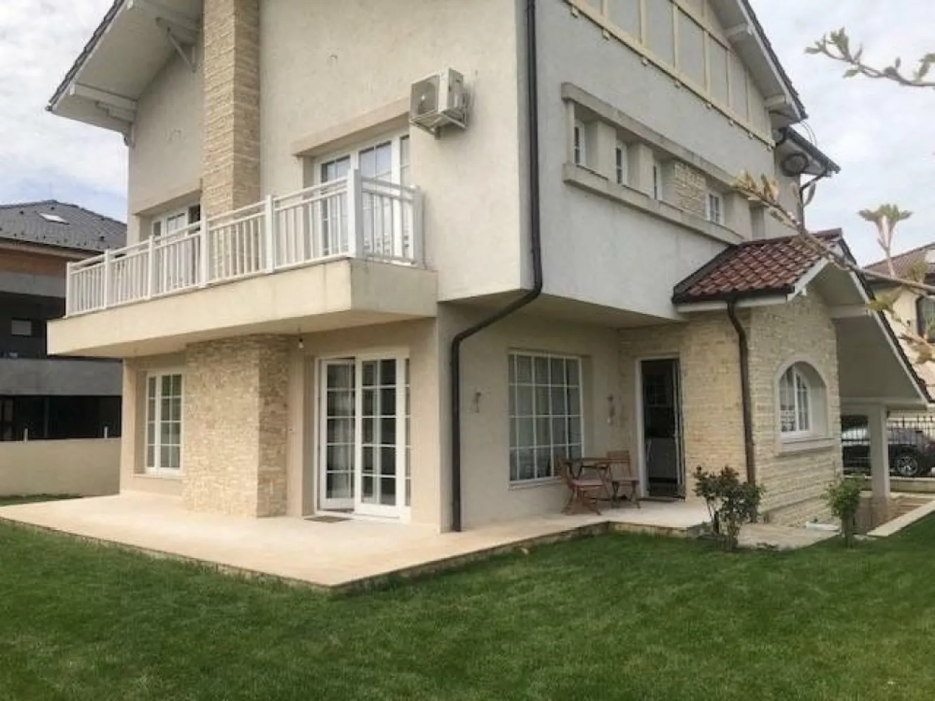 Casa individuala langa lacul Straulesti cu mutare imediata. Direct proprietar - O casă luminoasă şi confortabilă, construită din cărămidă şi izolată eficient cu vată minerală, finisată cu materiale naturale de înaltă calitate, precum parchet din stejar şi tâmplărie din lemn masiv, perfectă pentru o familie cu 2-3 copii. Casa dispune de un subsol generos şi bine luminat, cu ferestre mari şi acces direct în curte, ideal pentru o sală de fitness, saună sau spaţiu de hobby/birou/locuit, pe lângă camera tehnică, spălătorie şi spaţiu de depozitare. La parter, veţi găsi un living spaţios cu şemineu, o bucătărie închisă cu acces la terasă, un birou/dormitor/cameră de oaspeţi şi o baie cu duş. La etaj, dormitorul matrimonial include un dressing, baie en-suite şi acces la balcon, alături de două dormitoare, ambele cu acces la balcon, şi o baie suplimentară. Mansarda, extrem de spaţioasă şi luminoasă, poate fi transformată în spaţiu de locuit, hobby sau birou. Casa este situată pe un drum privat, într-un cartier liniştit cu 11 case, oferind acces rapid la mall-ul Băneasa şi centrul oraşului. Alte facilităţi includ un carport care poate fi transformat în garaj, o curte cu 300 mp de gazon dotat cu sistem de irigaţie, poartă automată şi un sistem de încălzire pe gaz, cu centrală dotată cu boiler bivalent pregătit pentru panouri solare.