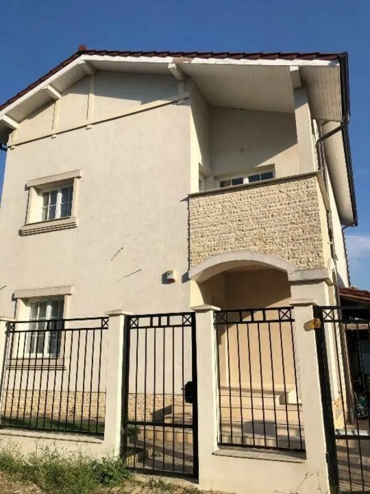 Casa individuala langa lacul Straulesti cu mutare imediata. Direct proprietar - O casă luminoasă şi confortabilă, construită din cărămidă şi izolată eficient cu vată minerală, finisată cu materiale naturale de înaltă calitate, precum parchet din stejar şi tâmplărie din lemn masiv, perfectă pentru o familie cu 2-3 copii. Casa dispune de un subsol generos şi bine luminat, cu ferestre mari şi acces direct în curte, ideal pentru o sală de fitness, saună sau spaţiu de hobby/birou/locuit, pe lângă camera tehnică, spălătorie şi spaţiu de depozitare. La parter, veţi găsi un living spaţios cu şemineu, o bucătărie închisă cu acces la terasă, un birou/dormitor/cameră de oaspeţi şi o baie cu duş. La etaj, dormitorul matrimonial include un dressing, baie en-suite şi acces la balcon, alături de două dormitoare, ambele cu acces la balcon, şi o baie suplimentară. Mansarda, extrem de spaţioasă şi luminoasă, poate fi transformată în spaţiu de locuit, hobby sau birou. Casa este situată pe un drum privat, într-un cartier liniştit cu 11 case, oferind acces rapid la mall-ul Băneasa şi centrul oraşului. Alte facilităţi includ un carport care poate fi transformat în garaj, o curte cu 300 mp de gazon dotat cu sistem de irigaţie, poartă automată şi un sistem de încălzire pe gaz, cu centrală dotată cu boiler bivalent pregătit pentru panouri solare.