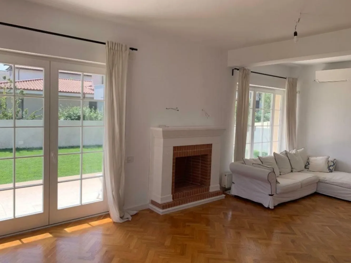Casa individuala langa lacul Straulesti cu mutare imediata. Direct proprietar - O casă luminoasă şi confortabilă, construită din cărămidă şi izolată eficient cu vată minerală, finisată cu materiale naturale de înaltă calitate, precum parchet din stejar şi tâmplărie din lemn masiv, perfectă pentru o familie cu 2-3 copii. Casa dispune de un subsol generos şi bine luminat, cu ferestre mari şi acces direct în curte, ideal pentru o sală de fitness, saună sau spaţiu de hobby/birou/locuit, pe lângă camera tehnică, spălătorie şi spaţiu de depozitare. La parter, veţi găsi un living spaţios cu şemineu, o bucătărie închisă cu acces la terasă, un birou/dormitor/cameră de oaspeţi şi o baie cu duş. La etaj, dormitorul matrimonial include un dressing, baie en-suite şi acces la balcon, alături de două dormitoare, ambele cu acces la balcon, şi o baie suplimentară. Mansarda, extrem de spaţioasă şi luminoasă, poate fi transformată în spaţiu de locuit, hobby sau birou. Casa este situată pe un drum privat, într-un cartier liniştit cu 11 case, oferind acces rapid la mall-ul Băneasa şi centrul oraşului. Alte facilităţi includ un carport care poate fi transformat în garaj, o curte cu 300 mp de gazon dotat cu sistem de irigaţie, poartă automată şi un sistem de încălzire pe gaz, cu centrală dotată cu boiler bivalent pregătit pentru panouri solare.