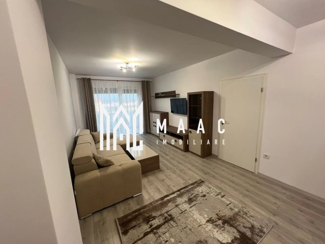 Apartament 2 camere | Etaj 3 | Balcon | Mihai Viteazu - Maac Imobiliare vă propune spre închiriere un apartament modern cu 2 camere decomandate, situat la etajul 3 al unui bloc nou, cu vedere spre Bulevardul Mihai Viteazu, dotat cu toate facilitățile necesare. Detalii apartament: Bloc cu lift Suprafață optimă pentru 1–2 persoane sau familie mică Compartimentare: living + dormitor, bucătărie separată, baie Balcon cu vedere spre bulevard Dotări și facilități: Aer condiționat Mobilier complet și electrocasnice moderne: Mașină de spălat vase și rufe Frigider Plită și cuptor electric Cuptor cu microunde Televizoare smart Samsung Loc de parcare privat inclus Disponibil începând cu 8 octombrie 2025 Pentru mai multe informații sau pentru a programa o vizionare, nu ezitați să ne contactați, specificand ID: CP2715711 }}