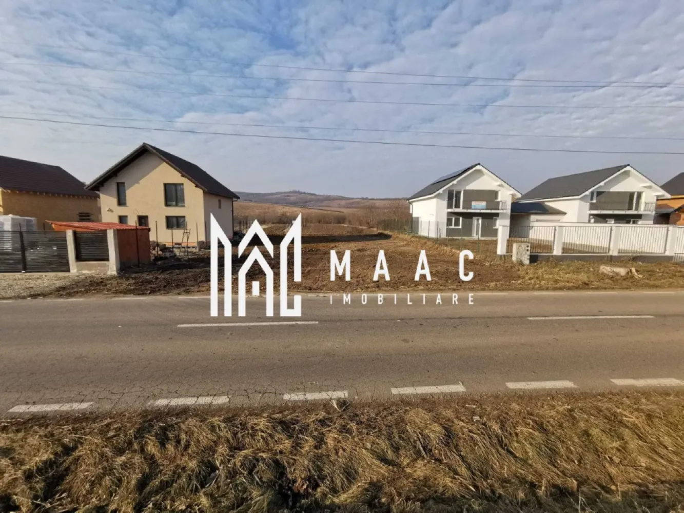 Teren intravilan | Hamba | 750 MPU - Maac imobiliare propune spre vânzare un teren intravilan, cu suprafața de 750 mp, situat în localitatea Hamba, la aproximativ 10 km de municipiul Sibiu, ideal pentru construcție. Localizare excelentă – la șoseaua principală, cu acces facil. Utilități disponibile: Canalizare – pe teren Apă – la aprox. 5,5 metri Curent electric – la aprox. 2 metri Gaz natural – la aprox. 11 metri Terenul este pretabil pentru construcție rezidențială și reprezintă o investiție ideală într-o zonă în dezvoltare. Pentru mai multe detalii va rugam specificati telefonic ID: CP2716582 }}