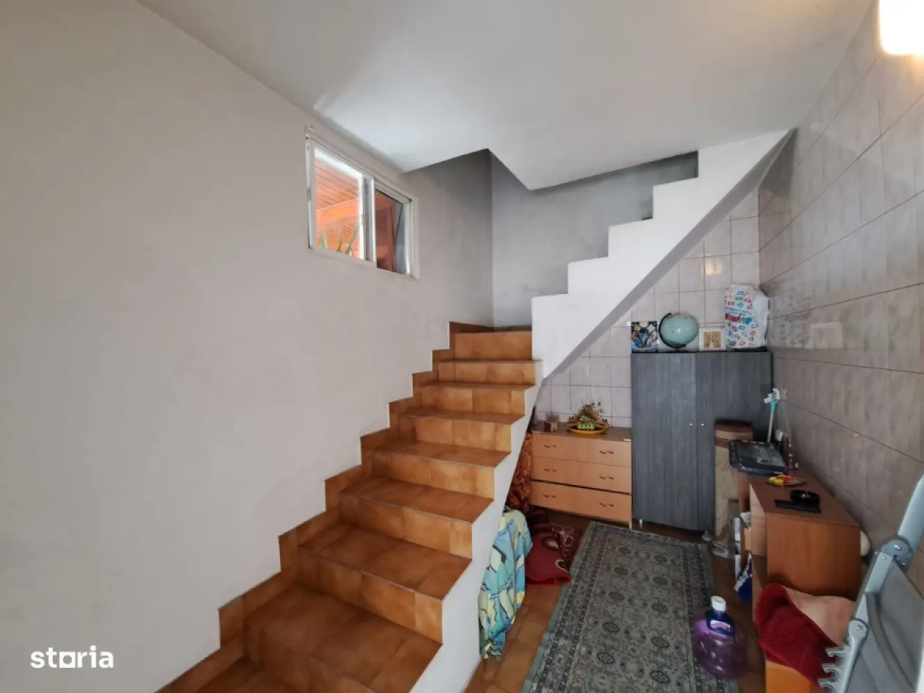 Vand Vila Pipera-Tei(Bd Barbu Vacarescu) - Vila cu finisaje elegante, Zona Barbu Vacarescu- Parc Verdi- Pescariu, la 10min de mers pe jos de Promenada Mall / Metrou Aurel Vlaicu Vila este P+1+mansarda, construita in anul 2000 Detine: 2 living'uri 2 dormitoare 2 bai 2 terase deschise, imbracate in marmura de calitate 1 bucatarie 1 extra camera foarte spatioasa la parter 3 aparate de aer conditionat NOI 2 locuri de parcare in propria curte, posibil 3 1 gradina Incalzirea se face prin soba moderna(de teracota) pe gaz Boiler electric pentru apa calda. Mansarda generoasa ce poate fi transformata in spatiu de locuit Direct de la proprietar NU COLABOREZ CU AGENTI IMOBILIARI. Pentru detalii va rog sunati