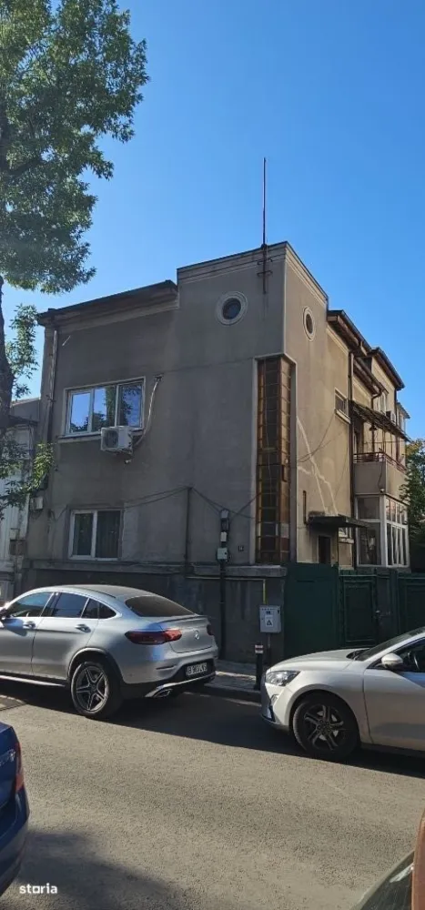 Vila P+1 Piața Muncii , strada Orzari, apartament cu 3 camere la Parer - Apartament în vila P+1. Se vinde apartamentul de la parter iar la etaj mai locuiește o familie de două persoane liniștite (doctorița și inginer).  Vila este S+P+1+M și este construita din caramida cu planșee de beton armat.  Teren de 191 mp conform cadastru, din care curte liberă 63 mp. În curte sunt și două magazii de 8 mp împreună și una dintre ele este în proprietate.  La subsol  exista un spațiu comun (o spălătorie) și două camere în proprietate, una de 0,6 mp și alta de 20,4 mp. La parterul imobilului se află apartamentul de 3 camere cu suprafața utila de 93,7 mp. Parterul a fost renovat si consolidat prin cămășuire cu plasa SPPB, cupoane în cărămidă + torcretare (tencuială) iar fundația din partea din față a case a fost consolidata prin subfundare cu fundație continuă de beton armat. La mansarda se află o camera de de depozitare de 5, 1 mp în proprietate și podul comun cu vecinul, pod înalt unde pe viitor se poate compartimenta și locui, bineînțeles cu acordul vecinului. Apartamentul se vinde mobilat și cu mobila de din lemn masiv, parchet din lemn masiv (vezi pozele). Apartamentul este legat la utilitati: gaz, electricitate, canalizare, digi și are central proprie. Pentru detalii și vizionare vă rog să mă contactați la telefon , iar dacă nu răspund vă rog să îmi lăsați un mesaj și voi reveni.