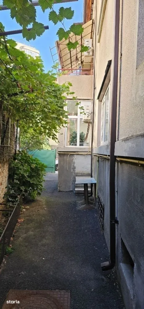 Vila P+1 Piața Muncii , strada Orzari, apartament cu 3 camere la Parer - Apartament în vila P+1. Se vinde apartamentul de la parter iar la etaj mai locuiește o familie de două persoane liniștite (doctorița și inginer).  Vila este S+P+1+M și este construita din caramida cu planșee de beton armat.  Teren de 191 mp conform cadastru, din care curte liberă 63 mp. În curte sunt și două magazii de 8 mp împreună și una dintre ele este în proprietate.  La subsol  exista un spațiu comun (o spălătorie) și două camere în proprietate, una de 0,6 mp și alta de 20,4 mp. La parterul imobilului se află apartamentul de 3 camere cu suprafața utila de 93,7 mp. Parterul a fost renovat si consolidat prin cămășuire cu plasa SPPB, cupoane în cărămidă + torcretare (tencuială) iar fundația din partea din față a case a fost consolidata prin subfundare cu fundație continuă de beton armat. La mansarda se află o camera de de depozitare de 5, 1 mp în proprietate și podul comun cu vecinul, pod înalt unde pe viitor se poate compartimenta și locui, bineînțeles cu acordul vecinului. Apartamentul se vinde mobilat și cu mobila de din lemn masiv, parchet din lemn masiv (vezi pozele). Apartamentul este legat la utilitati: gaz, electricitate, canalizare, digi și are central proprie. Pentru detalii și vizionare vă rog să mă contactați la telefon , iar dacă nu răspund vă rog să îmi lăsați un mesaj și voi reveni.