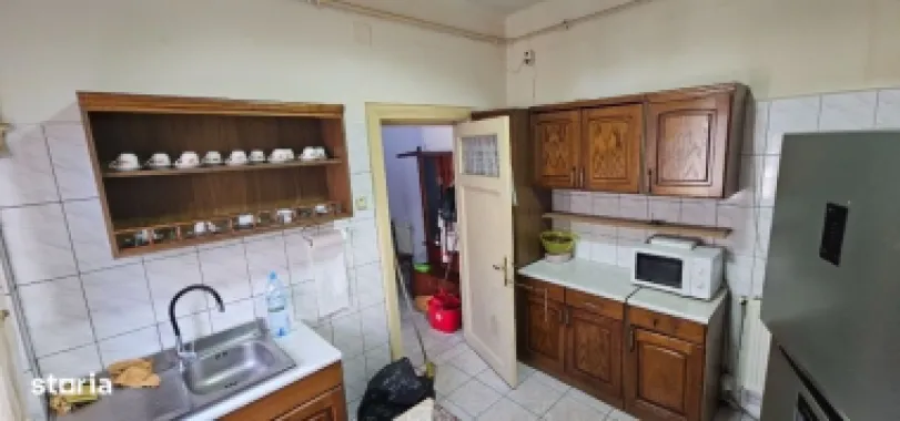 Vila P+1 Piața Muncii , strada Orzari, apartament cu 3 camere la Parer
