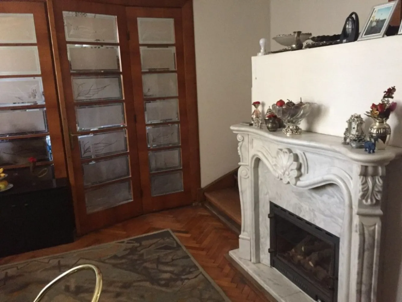 Vila - central in vecinatatea Palatului Parlamentului - Central vila 6 camere + mansarda locuibila(2 camere) . Aflata in centrul Bucurestiului in vecinatatea Palatului Parlamentului ,vila dispune si de o mica curte in care se poate parca o masina.. Parterul este format dintr-un living cu semineu pe gaze,si inca 2 camere, bucataria , un grup sanitar, un spațiu de depozitare ,și o mica curte. Etajul 1 dispune de 3 dormitoare, doua din ele cu ieșire spre balcon,respectiv logie. Mansarda este locuibila,compartimentata in 2 camere,una dintre ele fiind dotata cu un semineu pe lemne care sporeste ambientul si ofera o atmosfera intima.. La mezanin se afla un grup sanitar si baia. Demisolul este compartimentat in 4 camere . Imobilul se pretează si ca sediu pentru firmă . In fata casei, mai sunt 2 locuri de parcare rezervate .