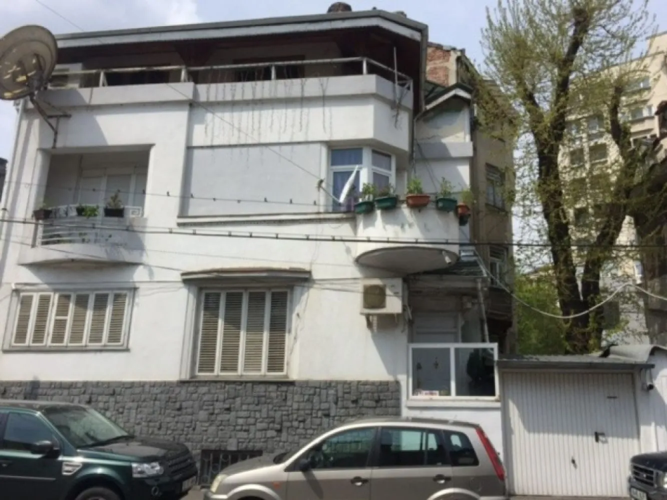 Vila - central in vecinatatea Palatului Parlamentului - Central vila 6 camere + mansarda locuibila(2 camere) . Aflata in centrul Bucurestiului in vecinatatea Palatului Parlamentului ,vila dispune si de o mica curte in care se poate parca o masina.. Parterul este format dintr-un living cu semineu pe gaze,si inca 2 camere, bucataria , un grup sanitar, un spațiu de depozitare ,și o mica curte. Etajul 1 dispune de 3 dormitoare, doua din ele cu ieșire spre balcon,respectiv logie. Mansarda este locuibila,compartimentata in 2 camere,una dintre ele fiind dotata cu un semineu pe lemne care sporeste ambientul si ofera o atmosfera intima.. La mezanin se afla un grup sanitar si baia. Demisolul este compartimentat in 4 camere . Imobilul se pretează si ca sediu pentru firmă . In fata casei, mai sunt 2 locuri de parcare rezervate .