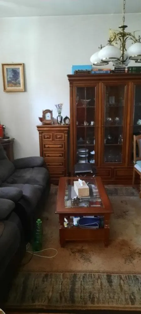 Vila - central in vecinatatea Palatului Parlamentului - Central vila 6 camere + mansarda locuibila(2 camere) . Aflata in centrul Bucurestiului in vecinatatea Palatului Parlamentului ,vila dispune si de o mica curte in care se poate parca o masina.. Parterul este format dintr-un living cu semineu pe gaze,si inca 2 camere, bucataria , un grup sanitar, un spațiu de depozitare ,și o mica curte. Etajul 1 dispune de 3 dormitoare, doua din ele cu ieșire spre balcon,respectiv logie. Mansarda este locuibila,compartimentata in 2 camere,una dintre ele fiind dotata cu un semineu pe lemne care sporeste ambientul si ofera o atmosfera intima.. La mezanin se afla un grup sanitar si baia. Demisolul este compartimentat in 4 camere . Imobilul se pretează si ca sediu pentru firmă . In fata casei, mai sunt 2 locuri de parcare rezervate .