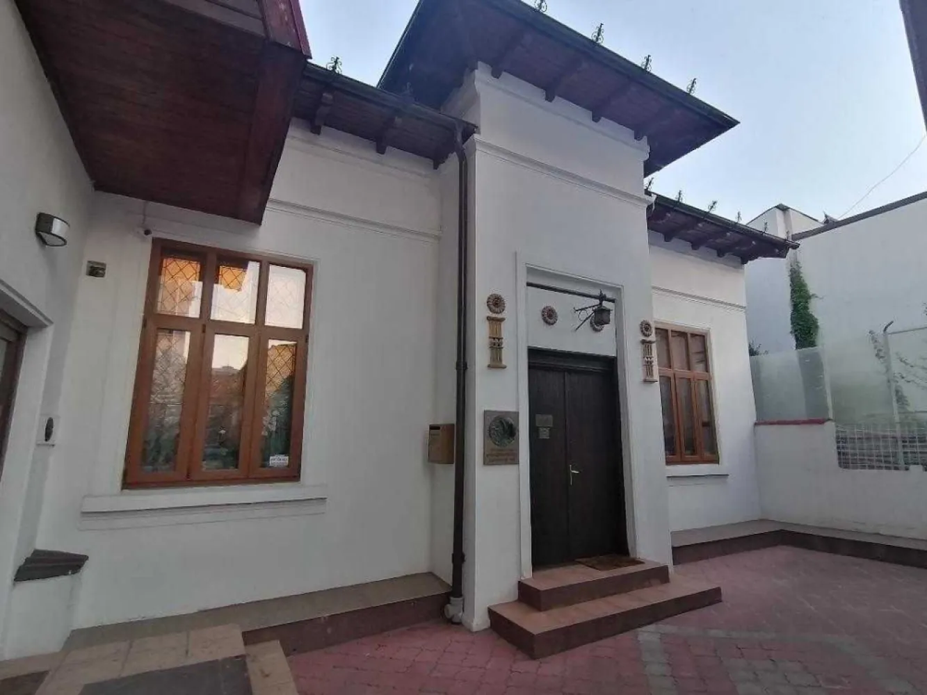 COTROCENI - Cuibușorul de nebunii al pictorului Zamfir DUMITRESCU - Cuibușor de nebunii, te așteaptă ca să vii, să locuiești acolo unde a trăit, a visat, a creat fumându-și trabucurile, pictorul Zamfir Dumitrescu într-o perioadă a vieții sale. Cuibul se află în Cartierul Cotroceni, pe strada Sfântul Elefterie (strada care unește Piața Operei de Academia Militară), în vecinătatea imediată a Bisericii „Sfântul Elefterie” - Vechi, într-o curte comună, dispunând de 100 mp teren (liber 40 mp și cu construcții 60 mp) având un loc de parcare în curte. Cu șemineu și vitralii, construcția din anul 1920 are o suprafață de 100 mp utili (50 parter cu înălțimea de 3,5 m și 50 pod mansardat) și a fost restaurată integral în anul 2020 de actualii proprietari, fiind schimbate: acoperișul, instalația electrică și cea sanitară, centrala pe gaz și instalația de încălzire pe cupru și calorifere din oțel, geamuri exterioare PVC Veka cu jaluzele și plasă țânțari, fereastră Velux în mansardă, rașchetat și lăcuit parchetul și refăcut șemineul. Cu acces direct din casă, în proprietatea exclusivă, proprietarul se va bucura de o fermecătoare grădină de 70 mp, înconjurată de grădinile altor proprietari, în care se va bucura de „umbrela” unei sălcii, de contorsionatele crengi ale unui salcâm japonez și de cetina unui brad ce așteaptă a fi împodobit de membrii familiei, copaci ce-i putem admira și de pe terasa grădinii sau din foișorul de 17 mp, renovat în anul 2020, în timp ce ciripitul păsărilor ne încântă auzul. Cuibușorul se vinde cu bucătăria complet utilată (electrocasnice noi Franke, frigider no frost Grunding, mașină de spălat Electrolux), cu mobilierul și dotările băii și cu foișorul/bucătăria de vară completă (apă caldă și rece, plită cu gaz, frigider, dozator apă, cuptor/grătar cărămidă). Vecinii, cele două familii, sunt la fel ca toți vecinii, sunt oameni. Călătorule, opreștete și nu mai pleca! Nu rata oportunitatea de a trăi într-un mediu romantic, boem cu vibrații aristocrato-artistice!