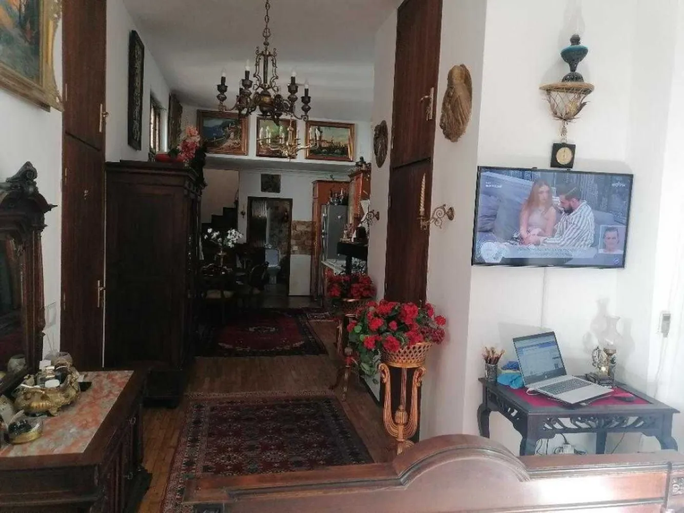 COTROCENI - Cuibușorul de nebunii al pictorului Zamfir DUMITRESCU - Cuibușor de nebunii, te așteaptă ca să vii, să locuiești acolo unde a trăit, a visat, a creat fumându-și trabucurile, pictorul Zamfir Dumitrescu într-o perioadă a vieții sale. Cuibul se află în Cartierul Cotroceni, pe strada Sfântul Elefterie (strada care unește Piața Operei de Academia Militară), în vecinătatea imediată a Bisericii „Sfântul Elefterie” - Vechi, într-o curte comună, dispunând de 100 mp teren (liber 40 mp și cu construcții 60 mp) având un loc de parcare în curte. Cu șemineu și vitralii, construcția din anul 1920 are o suprafață de 100 mp utili (50 parter cu înălțimea de 3,5 m și 50 pod mansardat) și a fost restaurată integral în anul 2020 de actualii proprietari, fiind schimbate: acoperișul, instalația electrică și cea sanitară, centrala pe gaz și instalația de încălzire pe cupru și calorifere din oțel, geamuri exterioare PVC Veka cu jaluzele și plasă țânțari, fereastră Velux în mansardă, rașchetat și lăcuit parchetul și refăcut șemineul. Cu acces direct din casă, în proprietatea exclusivă, proprietarul se va bucura de o fermecătoare grădină de 70 mp, înconjurată de grădinile altor proprietari, în care se va bucura de „umbrela” unei sălcii, de contorsionatele crengi ale unui salcâm japonez și de cetina unui brad ce așteaptă a fi împodobit de membrii familiei, copaci ce-i putem admira și de pe terasa grădinii sau din foișorul de 17 mp, renovat în anul 2020, în timp ce ciripitul păsărilor ne încântă auzul. Cuibușorul se vinde cu bucătăria complet utilată (electrocasnice noi Franke, frigider no frost Grunding, mașină de spălat Electrolux), cu mobilierul și dotările băii și cu foișorul/bucătăria de vară completă (apă caldă și rece, plită cu gaz, frigider, dozator apă, cuptor/grătar cărămidă). Vecinii, cele două familii, sunt la fel ca toți vecinii, sunt oameni. Călătorule, opreștete și nu mai pleca! Nu rata oportunitatea de a trăi într-un mediu romantic, boem cu vibrații aristocrato-artistice!