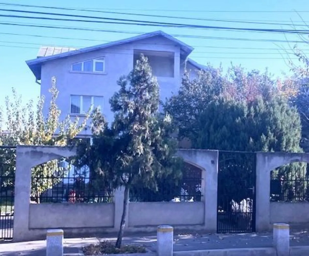 Popesti Leordeni - Soseaua Oltenitei, central - Drumul Fermei - adiacent Soseaua Oltenitei, de vanzare proprietate generoasa cu dubla deschidere 24 x 35, acces auto + parcare laterala, teren total 850 mp din care liber 695 mp; casa - vila construita 2003 cu S+P+1E+M, sc 450 mp (subsol 32 mp, parter 162 mp, etaj 120 mp, mansarda 115 mp, terase 45 mp, dependinte/anexe) total 9 camere, 2 bucatarii, 2 bai + WC serviciu, holuri, scara interioara, 2 terase inchise, acces frontal + acces de serviciu secundar. Structura de rezistenta cu fundatii, stalpi, grinzi si plansee din beton armat; zidarii perimetrale din BCA cu termosistem vata minerala si polistiren; sarpanta cu grinda centrala armata, termoizolatii, acoperita cu tabla zincata. Ideal sediu firma, activitate comerciala, domeniu educativ, alimentatie sau sanatate. Toate documentele la zi, disponibila oricand pentru vizionare prin agentie, deschis pentru negociere, LIBERA LA VANZARE!