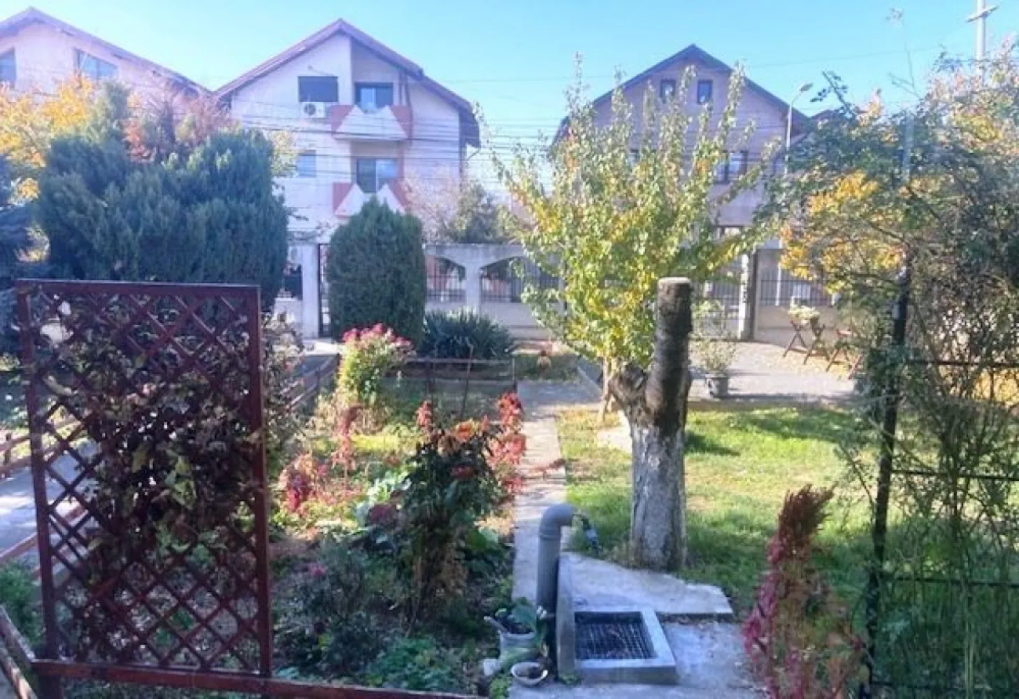 Popesti Leordeni - Soseaua Oltenitei, central - Drumul Fermei - adiacent Soseaua Oltenitei, de vanzare proprietate generoasa cu dubla deschidere 24 x 35, acces auto + parcare laterala, teren total 850 mp din care liber 695 mp; casa - vila construita 2003 cu S+P+1E+M, sc 450 mp (subsol 32 mp, parter 162 mp, etaj 120 mp, mansarda 115 mp, terase 45 mp, dependinte/anexe) total 9 camere, 2 bucatarii, 2 bai + WC serviciu, holuri, scara interioara, 2 terase inchise, acces frontal + acces de serviciu secundar. Structura de rezistenta cu fundatii, stalpi, grinzi si plansee din beton armat; zidarii perimetrale din BCA cu termosistem vata minerala si polistiren; sarpanta cu grinda centrala armata, termoizolatii, acoperita cu tabla zincata. Ideal sediu firma, activitate comerciala, domeniu educativ, alimentatie sau sanatate. Toate documentele la zi, disponibila oricand pentru vizionare prin agentie, deschis pentru negociere, LIBERA LA VANZARE!