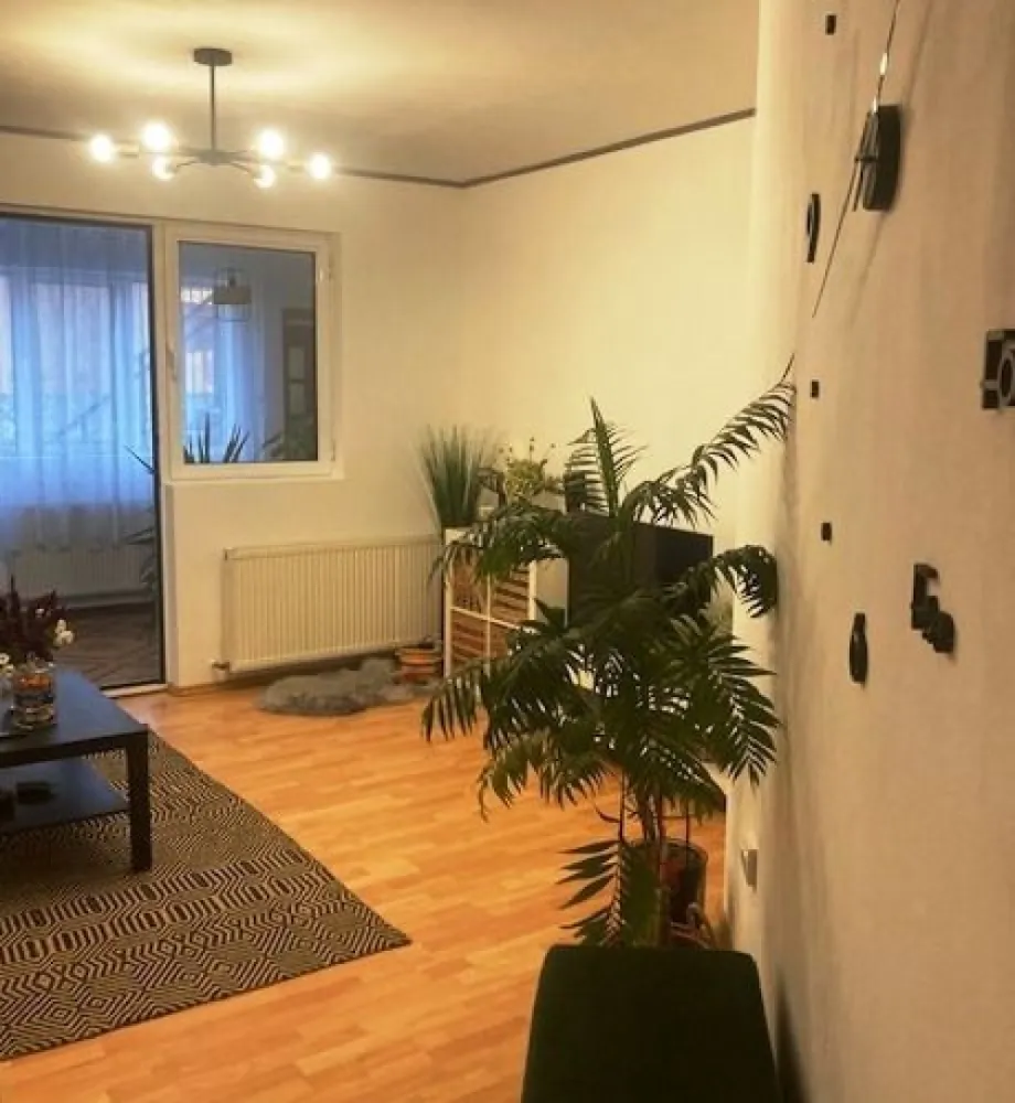 Popesti Leordeni - Soseaua Oltenitei, central - Drumul Fermei - adiacent Soseaua Oltenitei, de vanzare proprietate generoasa cu dubla deschidere 24 x 35, acces auto + parcare laterala, teren total 850 mp din care liber 695 mp; casa - vila construita 2003 cu S+P+1E+M, sc 450 mp (subsol 32 mp, parter 162 mp, etaj 120 mp, mansarda 115 mp, terase 45 mp, dependinte/anexe) total 9 camere, 2 bucatarii, 2 bai + WC serviciu, holuri, scara interioara, 2 terase inchise, acces frontal + acces de serviciu secundar. Structura de rezistenta cu fundatii, stalpi, grinzi si plansee din beton armat; zidarii perimetrale din BCA cu termosistem vata minerala si polistiren; sarpanta cu grinda centrala armata, termoizolatii, acoperita cu tabla zincata. Ideal sediu firma, activitate comerciala, domeniu educativ, alimentatie sau sanatate. Toate documentele la zi, disponibila oricand pentru vizionare prin agentie, deschis pentru negociere, LIBERA LA VANZARE!