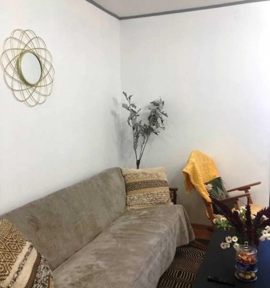 Popesti Leordeni - Soseaua Oltenitei, central - Drumul Fermei - adiacent Soseaua Oltenitei, de vanzare proprietate generoasa cu dubla deschidere 24 x 35, acces auto + parcare laterala, teren total 850 mp din care liber 695 mp; casa - vila construita 2003 cu S+P+1E+M, sc 450 mp (subsol 32 mp, parter 162 mp, etaj 120 mp, mansarda 115 mp, terase 45 mp, dependinte/anexe) total 9 camere, 2 bucatarii, 2 bai + WC serviciu, holuri, scara interioara, 2 terase inchise, acces frontal + acces de serviciu secundar. Structura de rezistenta cu fundatii, stalpi, grinzi si plansee din beton armat; zidarii perimetrale din BCA cu termosistem vata minerala si polistiren; sarpanta cu grinda centrala armata, termoizolatii, acoperita cu tabla zincata. Ideal sediu firma, activitate comerciala, domeniu educativ, alimentatie sau sanatate. Toate documentele la zi, disponibila oricand pentru vizionare prin agentie, deschis pentru negociere, LIBERA LA VANZARE!