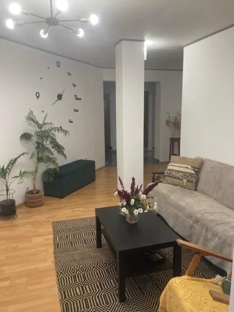 Popesti Leordeni - Soseaua Oltenitei, central - Drumul Fermei - adiacent Soseaua Oltenitei, de vanzare proprietate generoasa cu dubla deschidere 24 x 35, acces auto + parcare laterala, teren total 850 mp din care liber 695 mp; casa - vila construita 2003 cu S+P+1E+M, sc 450 mp (subsol 32 mp, parter 162 mp, etaj 120 mp, mansarda 115 mp, terase 45 mp, dependinte/anexe) total 9 camere, 2 bucatarii, 2 bai + WC serviciu, holuri, scara interioara, 2 terase inchise, acces frontal + acces de serviciu secundar. Structura de rezistenta cu fundatii, stalpi, grinzi si plansee din beton armat; zidarii perimetrale din BCA cu termosistem vata minerala si polistiren; sarpanta cu grinda centrala armata, termoizolatii, acoperita cu tabla zincata. Ideal sediu firma, activitate comerciala, domeniu educativ, alimentatie sau sanatate. Toate documentele la zi, disponibila oricand pentru vizionare prin agentie, deschis pentru negociere, LIBERA LA VANZARE!