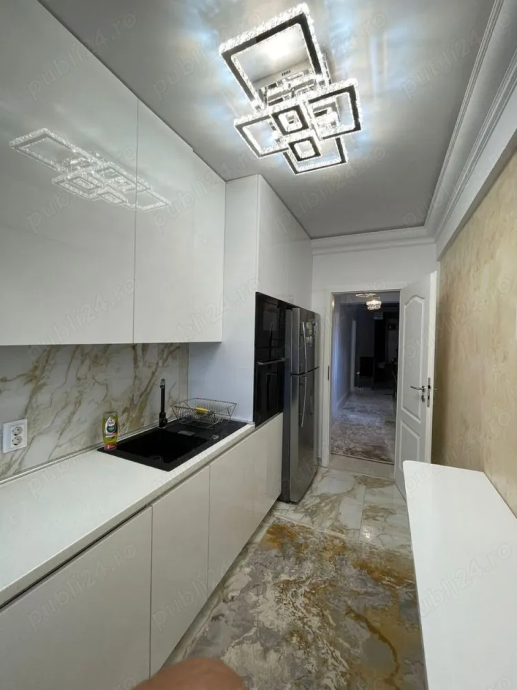 Casă 3 camere 2 băi și curte 75 mp finisată și mobilată lux - Proprietar Am un ap de 80 mp utili cu 3 camere și 2 băi plus curte de 75 mp . Am pus casa pentru ca am intrare separat și curte proprie iar blocul este de 3 etaje . Ap se vinde finisat și mobilat la cheie . Rog și ofer seriozitate , pentru detali sunați !