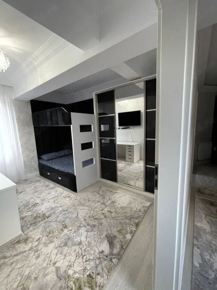 Casă 3 camere 2 băi și curte 75 mp finisată și mobilată lux - Proprietar Am un ap de 80 mp utili cu 3 camere și 2 băi plus curte de 75 mp . Am pus casa pentru ca am intrare separat și curte proprie iar blocul este de 3 etaje . Ap se vinde finisat și mobilat la cheie . Rog și ofer seriozitate , pentru detali sunați !