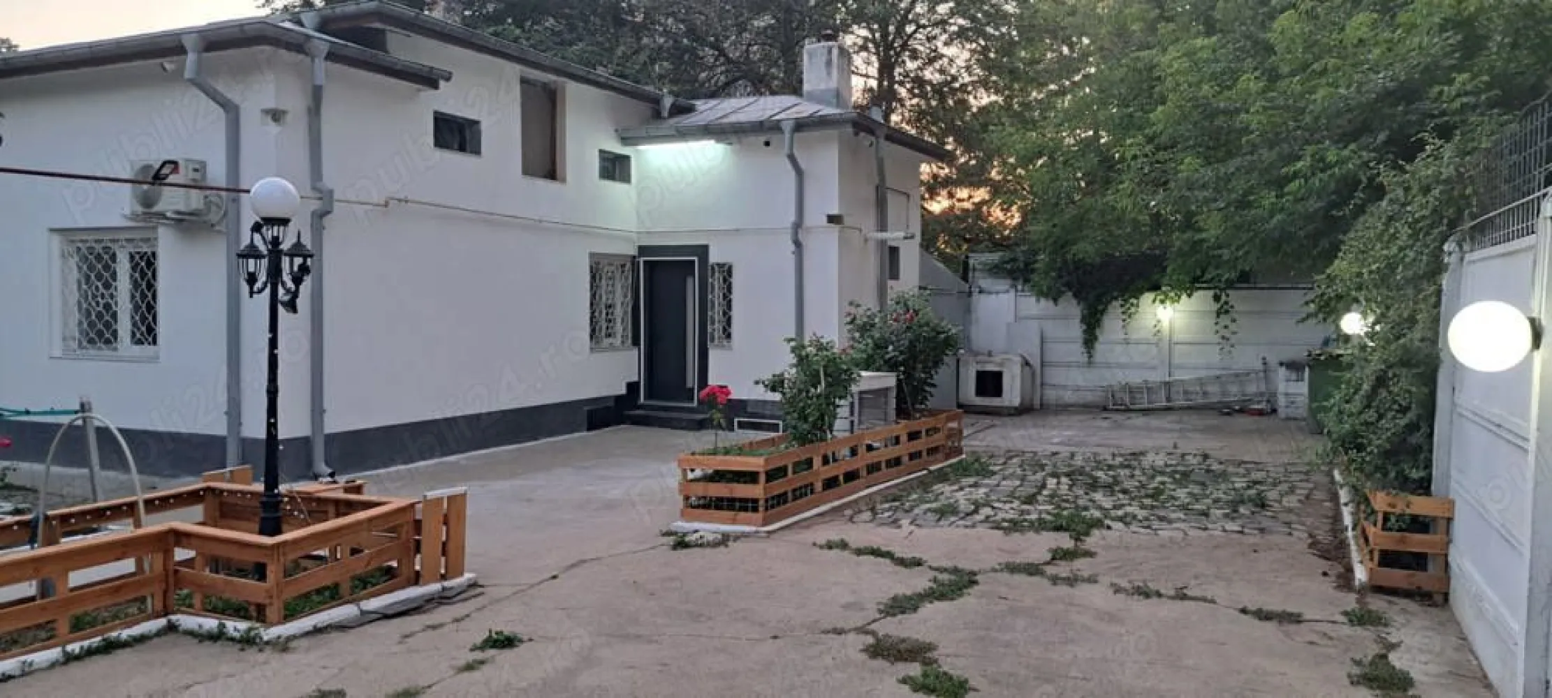 Casă de vânzare !! 3 camere, 2 băi, 3 dresinguri, cameră tehnică, pivniță, 2 garaje - Vă oferim spre vânzare o casă renovată in 2021, situat in zona Ferentari-Toporasi, cu o suprafața de 110 mp utili si teren de 713 mp, cu acces la doua străzi. Casa dispune de 3 camere si 2 bai, incluzând un dormitor matrimonial cu baie proprie si dressinguri in fiecare dormitor. Beneficiaza de izolatie exterioar, geamuri Veka si parchet din lemn masiv în dormitoare si pe hol. Alte facilitäti includ un pod mansardabil cu placa de beton, pivniță , cameră tehnică, două garaje, 7 locuri de parcare si o magazie.