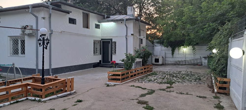Casă de vânzare !! 3 camere, 2 băi, 3 dresinguri, cameră tehnică, pivniță, 2 garaje