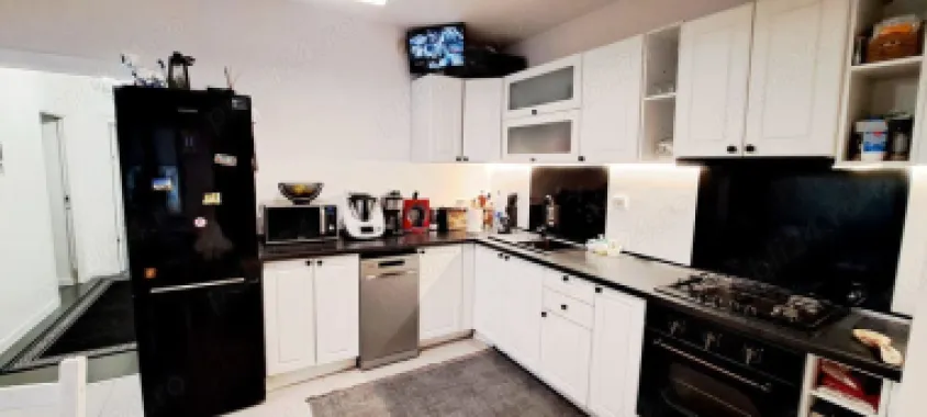 Casă de vânzare !! 3 camere, 2 băi, 3 dresinguri, cameră tehnică, pivniță, 2 garaje