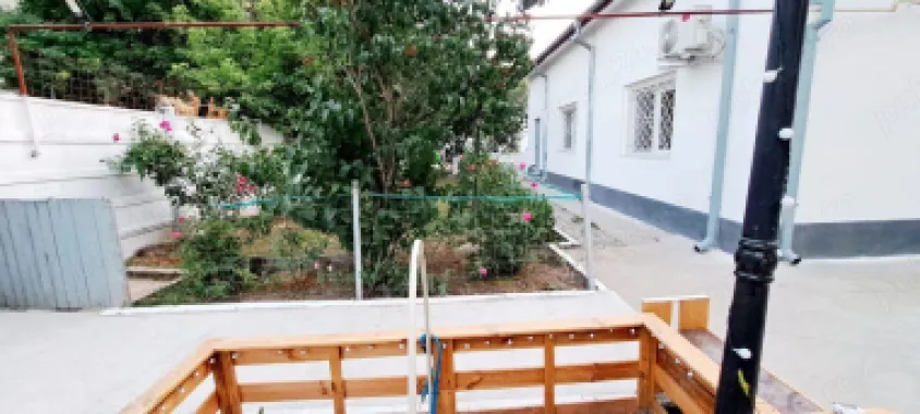 Casă de vânzare !! 3 camere, 2 băi, 3 dresinguri, cameră tehnică, pivniță, 2 garaje