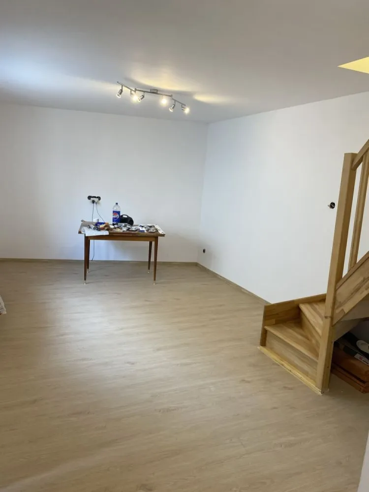 Casa de vanzare Turda / Domenii - Vând casă 3 camere ,baie ,pod locuibil ,terasă ,renovată în totalitate. Finisaje de lux Singur în curte , în vecinătate stație de metrou Grivita ,școală , parcul Regina Maria ,piața, 5 min Piața Victoriei. Acte la zi disponibilă imediat Suprafața totală 98m Toate utilitățile Direct proprietar