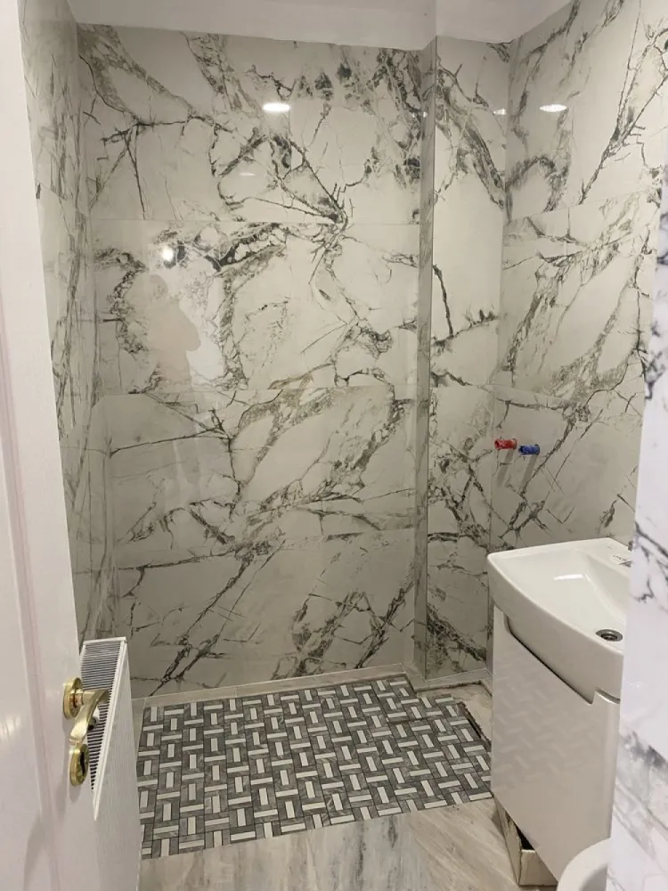 Casa de vanzare Turda / Domenii - Vând casă 3 camere ,baie ,pod locuibil ,terasă ,renovată în totalitate. Finisaje de lux Singur în curte , în vecinătate stație de metrou Grivita ,școală , parcul Regina Maria ,piața, 5 min Piața Victoriei. Acte la zi disponibilă imediat Suprafața totală 98m Toate utilitățile Direct proprietar