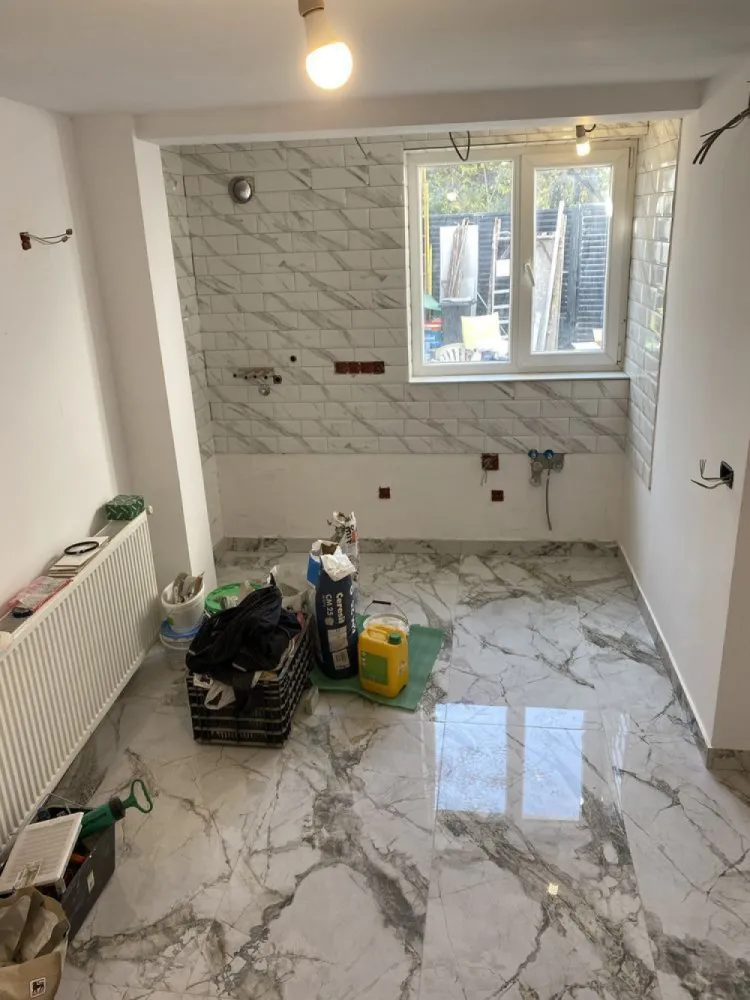 Casa de vanzare Turda / Domenii - Vând casă 3 camere ,baie ,pod locuibil ,terasă ,renovată în totalitate. Finisaje de lux Singur în curte , în vecinătate stație de metrou Grivita ,școală , parcul Regina Maria ,piața, 5 min Piața Victoriei. Acte la zi disponibilă imediat Suprafața totală 98m Toate utilitățile Direct proprietar