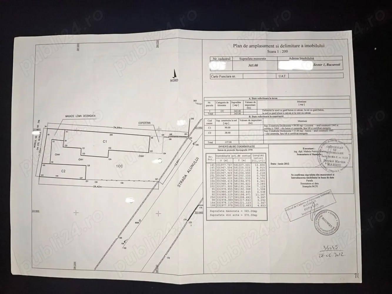 Casă de vânzare sector 1 Bucuresti - Vând casă în București, Sector 1 Ofer spre vânzare o casă situată în București, Sector 1, la capătul tramvaiului 45 - Mezeș (strada Alunului). Detalii despre proprietate: Suprafața teren: 365 mp Suprafața construită: 100 mp (tip vagon) Utilități: centrală pe gaze, apă curentă Casa este locuibilă, dar are nevoie de renovare, ceea ce o face perfectă pentru cei care doresc să-și pună amprenta personală. Locația oferă acces ușor la transport public și este într-o zonă liniștită, ideală pentru o familie sau pentru un proiect de investiție. La momentul actual casa dispune de 5 camere, 1 baie, 1 bucătărie, 2 antreuri. Există și 1 anexa construită unde în trecut se afla bucătăria de vară și totodată mai este construită și o magazie + o încăpere la intrarea în curte (in trecut acolo aflându-se un magazin). În curte este spațiu pt parcarea a 2 mașini (una în spatele celeilalte). De asemenea, există un spațiu unde se poate construi și un foișor pentru pretrecerea serilor de vară. Pentru mai multe informații sau pentru a programa o vizionare, vă rog să mă contactați! Prețul este ușor negociabil. Aștept mesajele voastre! !!!EXCLUS AGENȚII IMOBILIARE!!!