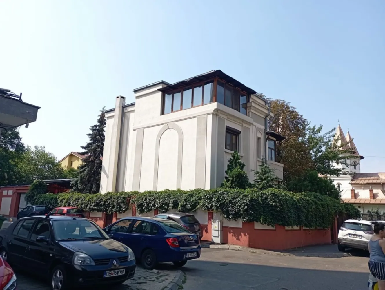 Sector 1, Bucuresti - vila neoclasica amplasata la 30 m de statia de metrou 1 Mai, pe str. Dornei, nr. 80, sect.1, Bucuresti. Deschidere la 2 strazi - 11.20 m Dornei si 39.00 m. - vecinatate cu gradina parohie, nu se poate construi in viitor. - 3 intrari pietonale - 2 intrari auto. - vila - 500 mp, recent modernizata cu inchideri termopan. - demisol amenajat ca si crama. - centrala termica in garantie. - 3 intrari in casa. - semineu cu lemne functional. Constructie secundara in curte - 60.00 mp - fost garaj amenajat ca si bucatarie cu 2 grupuri sanitare- se pate amenaja ca si garsoniera - 60 mp construiti. - alimentare cu apa si canalizare. - centrala proprie montata recent. Amenajare curte. - pergola retractabila automatizata si iluminata. - poarta auto tip rulou automatizata si montata in 2023. - curtea interioara acoperita cu deck - 140.00 mp. - bar exterior facut manual din confectie metalica, placat cu marmura. - barul are alimentare proprie cu apa si canalizare.
