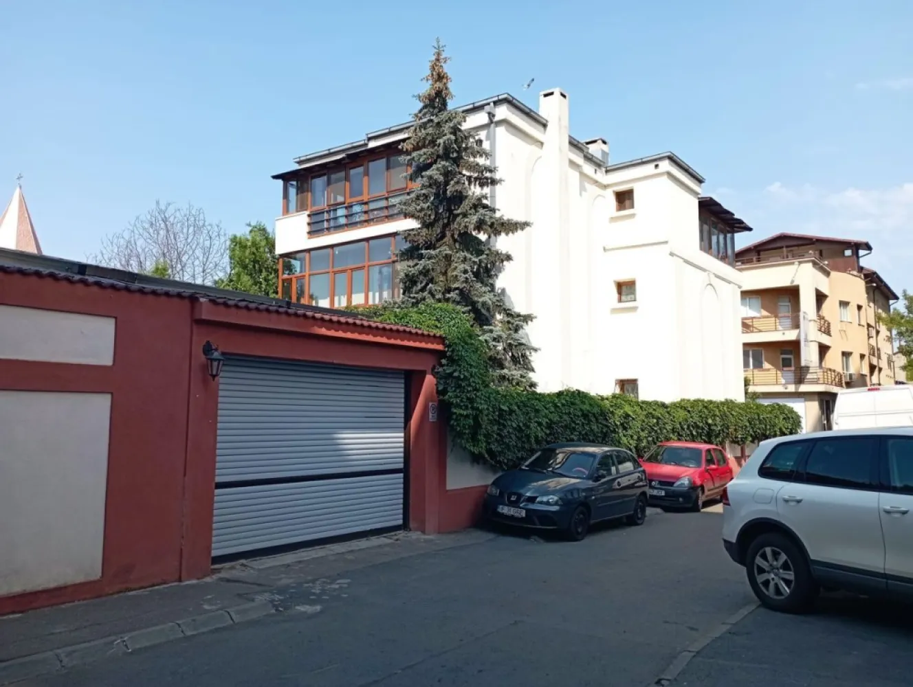 Sector 1, Bucuresti - vila neoclasica amplasata la 30 m de statia de metrou 1 Mai, pe str. Dornei, nr. 80, sect.1, Bucuresti. Deschidere la 2 strazi - 11.20 m Dornei si 39.00 m. - vecinatate cu gradina parohie, nu se poate construi in viitor. - 3 intrari pietonale - 2 intrari auto. - vila - 500 mp, recent modernizata cu inchideri termopan. - demisol amenajat ca si crama. - centrala termica in garantie. - 3 intrari in casa. - semineu cu lemne functional. Constructie secundara in curte - 60.00 mp - fost garaj amenajat ca si bucatarie cu 2 grupuri sanitare- se pate amenaja ca si garsoniera - 60 mp construiti. - alimentare cu apa si canalizare. - centrala proprie montata recent. Amenajare curte. - pergola retractabila automatizata si iluminata. - poarta auto tip rulou automatizata si montata in 2023. - curtea interioara acoperita cu deck - 140.00 mp. - bar exterior facut manual din confectie metalica, placat cu marmura. - barul are alimentare proprie cu apa si canalizare.