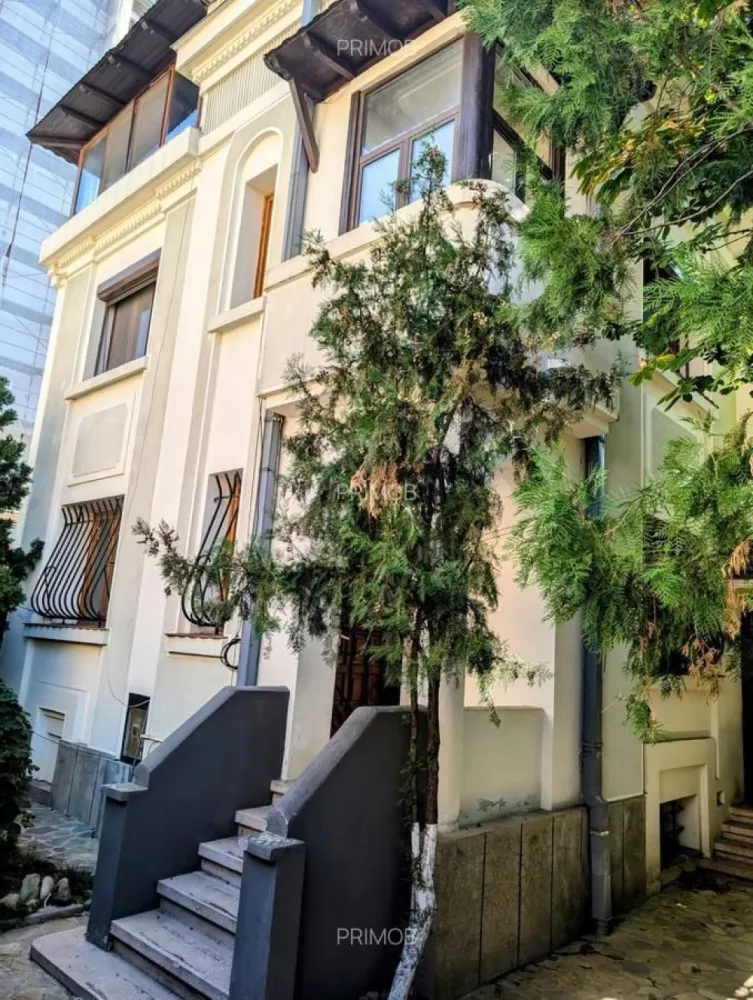 Sector 1, Bucuresti - vila neoclasica amplasata la 30 m de statia de metrou 1 Mai, pe str. Dornei, nr. 80, sect.1, Bucuresti. Deschidere la 2 strazi - 11.20 m Dornei si 39.00 m. - vecinatate cu gradina parohie, nu se poate construi in viitor. - 3 intrari pietonale - 2 intrari auto. - vila - 500 mp, recent modernizata cu inchideri termopan. - demisol amenajat ca si crama. - centrala termica in garantie. - 3 intrari in casa. - semineu cu lemne functional. Constructie secundara in curte - 60.00 mp - fost garaj amenajat ca si bucatarie cu 2 grupuri sanitare- se pate amenaja ca si garsoniera - 60 mp construiti. - alimentare cu apa si canalizare. - centrala proprie montata recent. Amenajare curte. - pergola retractabila automatizata si iluminata. - poarta auto tip rulou automatizata si montata in 2023. - curtea interioara acoperita cu deck - 140.00 mp. - bar exterior facut manual din confectie metalica, placat cu marmura. - barul are alimentare proprie cu apa si canalizare.