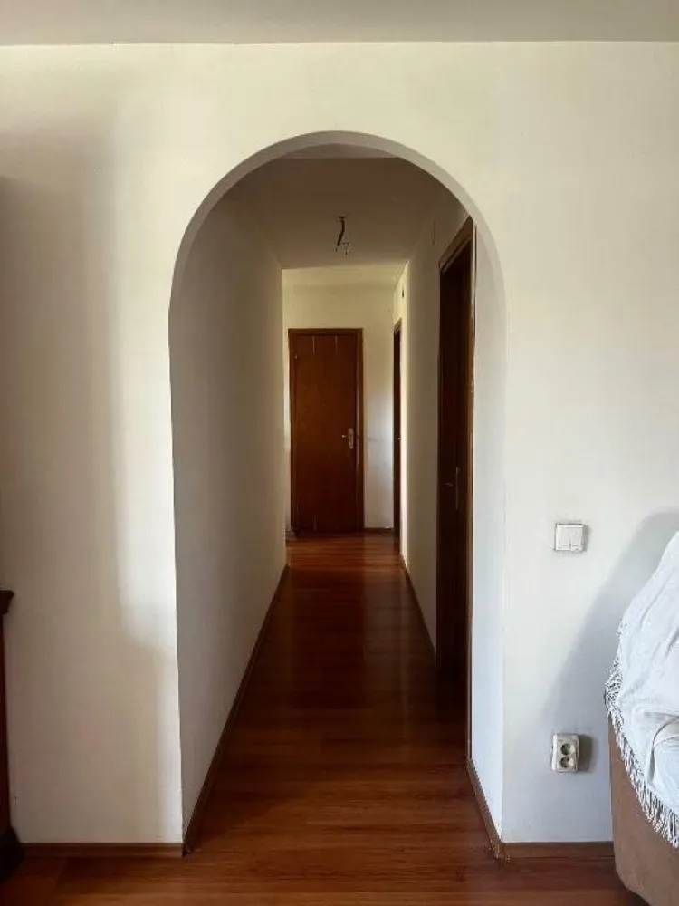 Casa de vanzare Andronache/Colentina/Pipera - 10 camere - Se vinde o casă spaţioasă şi bine compartimentată, cu regim de înălţime P+E+M (mansarda fiind complet utilată şi locuibilă), situată în zona Andronache/Colentina, în apropierea autostrăzii A3. Accesul este rapid către metrou Pipera, Otopeni, Băneasa şi zona Tei. Proprietatea beneficiază de conexiuni excelente la transportul public, având două linii de autobuz (343 şi 382) care asigură legătura cu zonele centrale. Detalii Compartimentare: - 10 camere - 2 bucătării - 3 băi Dimensiuni: - Suprafaţă utilă construcţie: 185 mp - Amprentă la sol: 107 mp - Suprafaţa curte: 330 mp Caracteristici Suplimentare: - Casa a fost construită în anul 2006 - Două intrări separate, fiecare cu curte privată - În curte se găsesc două anexe utilizate ca debarale/magazii - Două locuri de parcare neacoperite - Pivniţă/beci Direct proprietar.