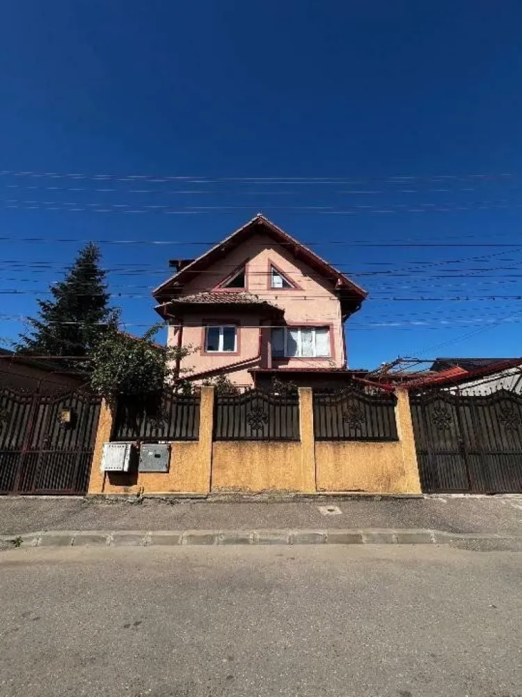Casa de vanzare Andronache/Colentina/Pipera - 10 camere - Se vinde o casă spaţioasă şi bine compartimentată, cu regim de înălţime P+E+M (mansarda fiind complet utilată şi locuibilă), situată în zona Andronache/Colentina, în apropierea autostrăzii A3. Accesul este rapid către metrou Pipera, Otopeni, Băneasa şi zona Tei. Proprietatea beneficiază de conexiuni excelente la transportul public, având două linii de autobuz (343 şi 382) care asigură legătura cu zonele centrale. Detalii Compartimentare: - 10 camere - 2 bucătării - 3 băi Dimensiuni: - Suprafaţă utilă construcţie: 185 mp - Amprentă la sol: 107 mp - Suprafaţa curte: 330 mp Caracteristici Suplimentare: - Casa a fost construită în anul 2006 - Două intrări separate, fiecare cu curte privată - În curte se găsesc două anexe utilizate ca debarale/magazii - Două locuri de parcare neacoperite - Pivniţă/beci Direct proprietar.