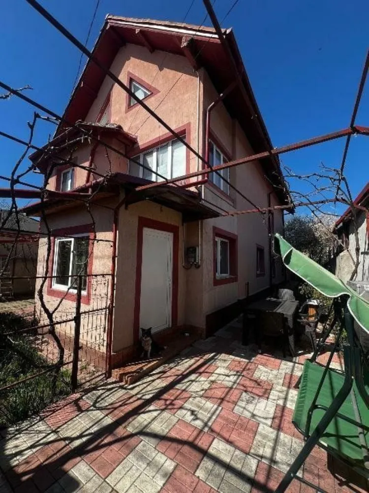 Casa de vanzare Andronache/Colentina/Pipera - 10 camere - Se vinde o casă spaţioasă şi bine compartimentată, cu regim de înălţime P+E+M (mansarda fiind complet utilată şi locuibilă), situată în zona Andronache/Colentina, în apropierea autostrăzii A3. Accesul este rapid către metrou Pipera, Otopeni, Băneasa şi zona Tei. Proprietatea beneficiază de conexiuni excelente la transportul public, având două linii de autobuz (343 şi 382) care asigură legătura cu zonele centrale. Detalii Compartimentare: - 10 camere - 2 bucătării - 3 băi Dimensiuni: - Suprafaţă utilă construcţie: 185 mp - Amprentă la sol: 107 mp - Suprafaţa curte: 330 mp Caracteristici Suplimentare: - Casa a fost construită în anul 2006 - Două intrări separate, fiecare cu curte privată - În curte se găsesc două anexe utilizate ca debarale/magazii - Două locuri de parcare neacoperite - Pivniţă/beci Direct proprietar.