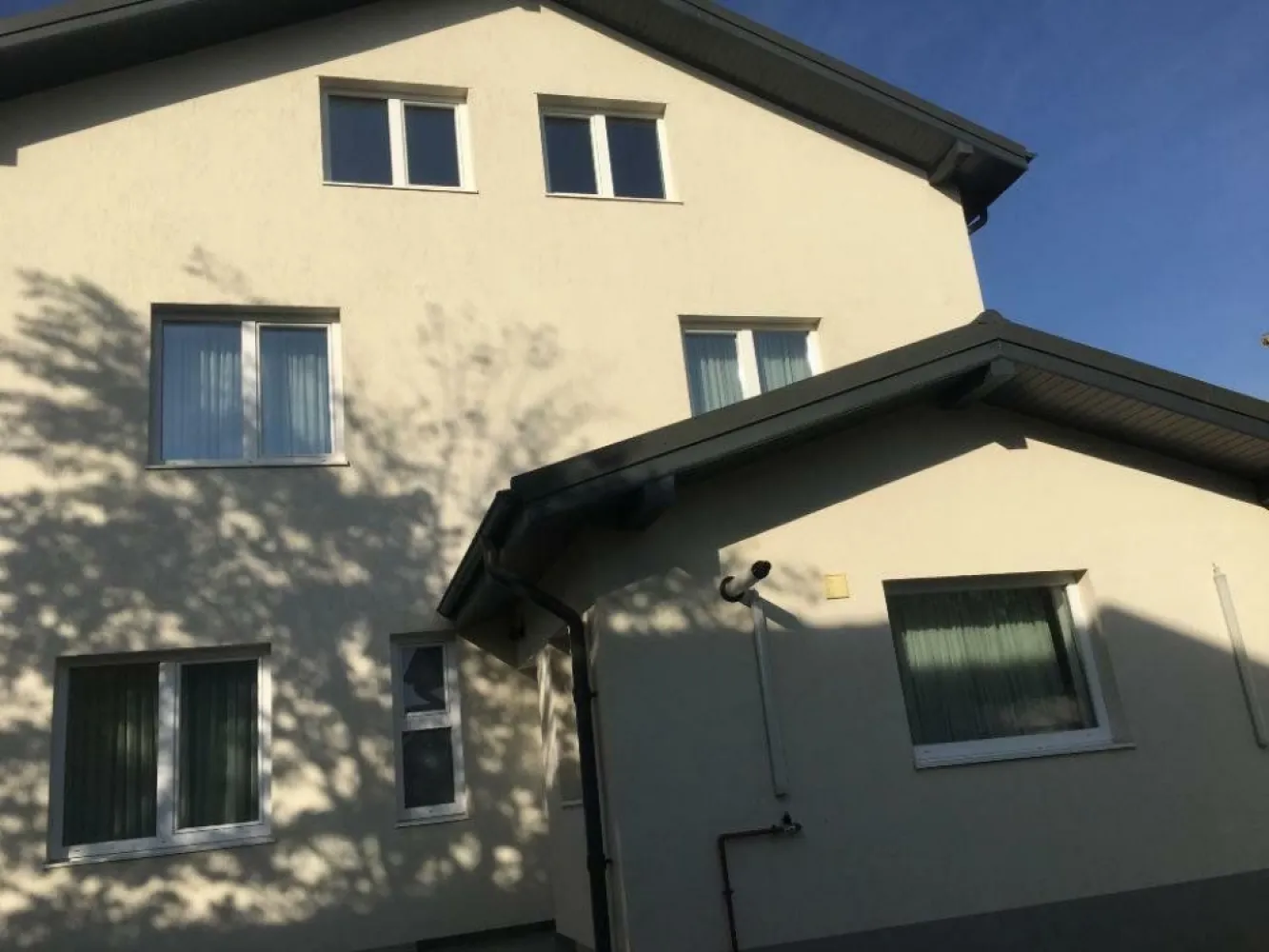 Vila individuală de vânzare strada Constelatiei Pipera - Vila individuală de vânzare strada Constelatiei Pipera toate utilităţile,încălzire in pardoseala,-.2024 P=buc.+living+ dormitor+baie Et.=2 dormitoare,2 bai M=dormitor+birou Tere -330 mp Direct proprietar,fără comision,negociabil Toate actele la zi. Tel